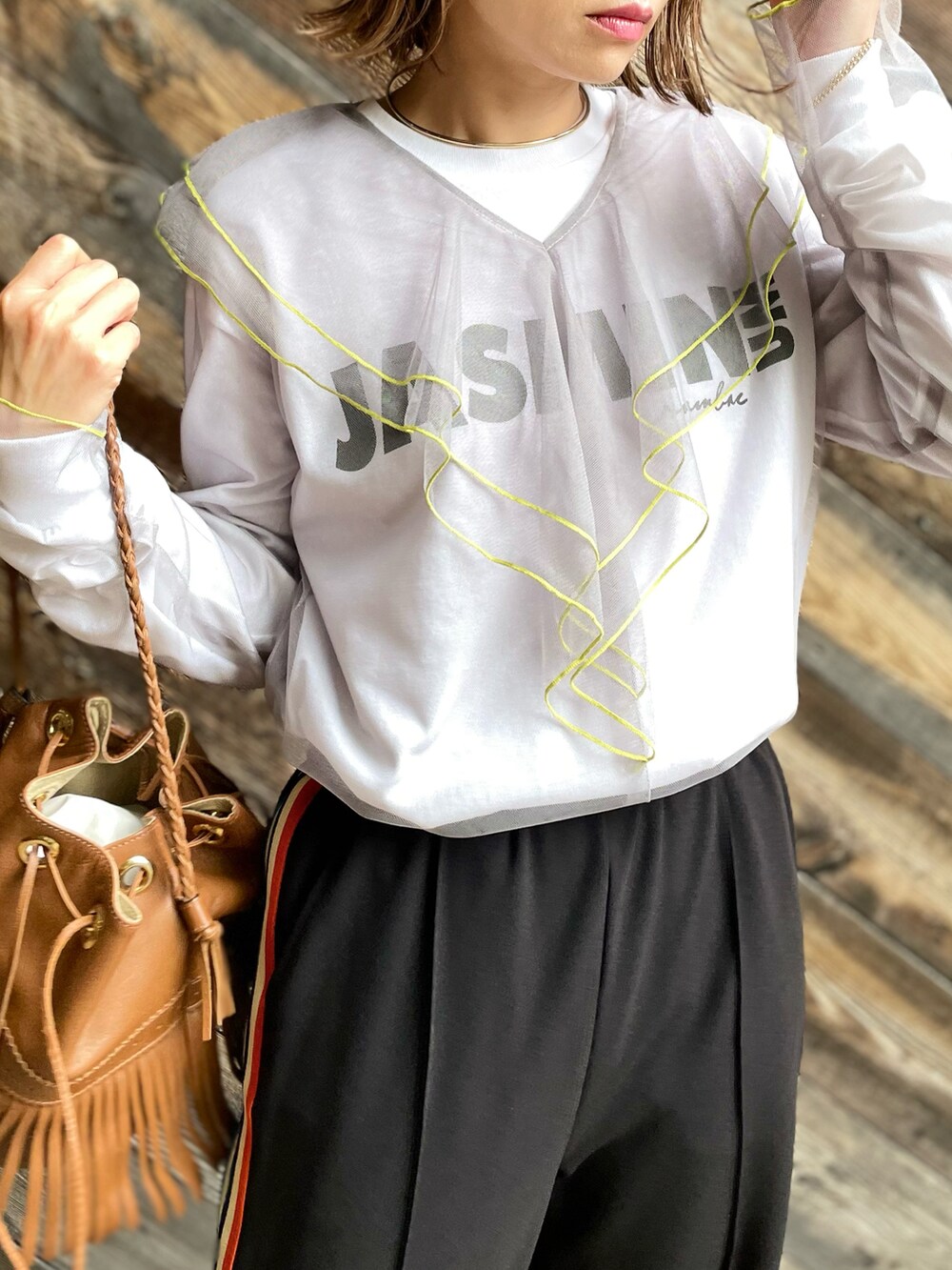 グレー系のシャツ/ブラウス、ホワイト系のTシャツ/カットソー、ブラック系のその他パンツを着用したレディースの秋コーディネートの3枚目の写真