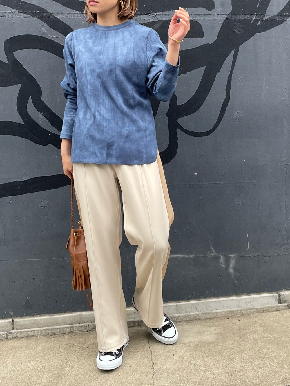 ホワイト系のその他パンツ、ブルー系のTシャツ/カットソー、ブラック系のスニーカーを着用したレディースの春コーディネートの4枚目の写真