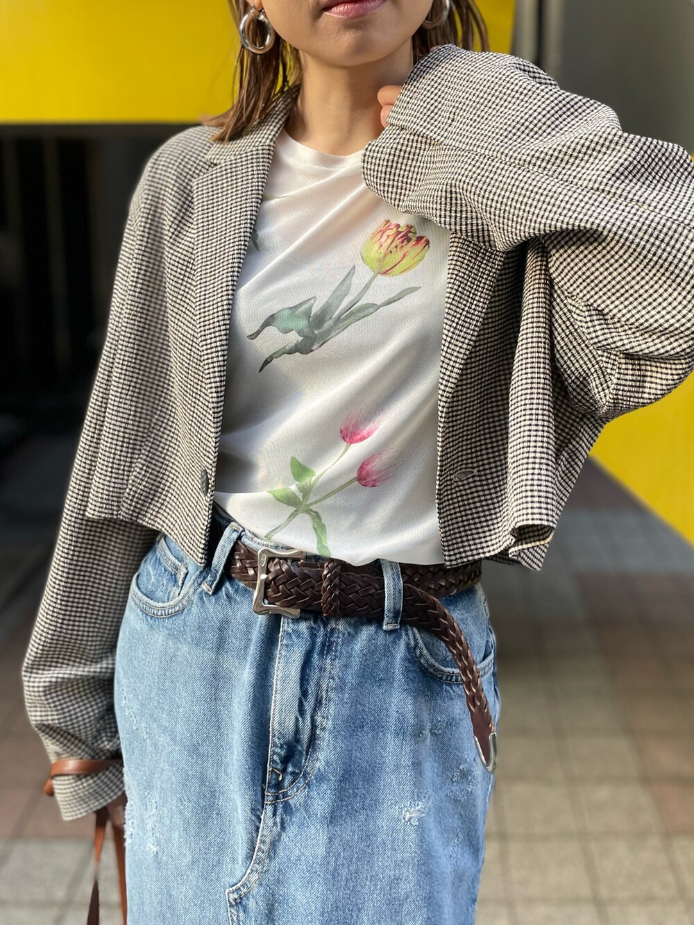 ホワイト系のTシャツ/カットソー、ホワイト系のテーラードジャケット、ブルー系のデニムスカートを着用したレディースの夏コーディネートの5枚目の写真