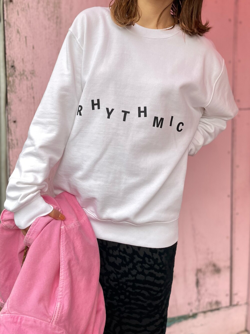 「秋コーデ、秋服まるっと大公開、スウェット、ロゴスウェット、カジュアル、休日スタイル、mi via loca、mivialoca、ロングスカート、ベロアスカート、レオパード」｜「mi via locaのUnited Athle リズミック コットン100裏毛 ロゴスウェット 【PT NO. MVL007】（スウェット、ホワイト系）」を使った、cocoさん（レディース・154cm）の秋コーディネートの2枚目の写真