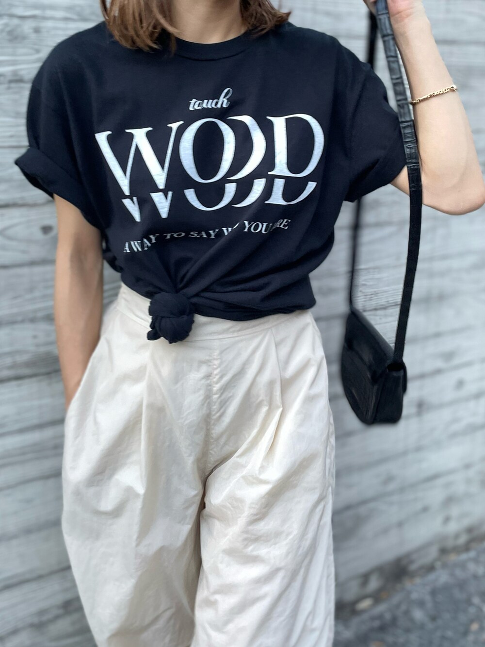 ブラック系のTシャツ/カットソー、ベージュ系のその他パンツを着用したレディースの夏コーディネートの2枚目の写真