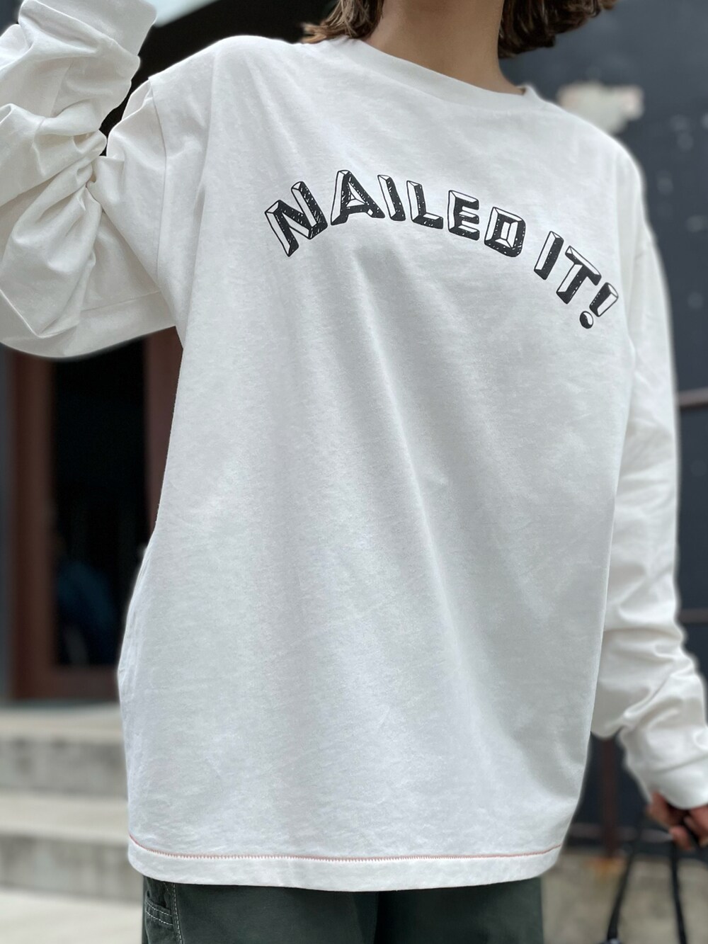 ホワイト系のTシャツ/カットソー、グリーン系のスニーカーを着用したレディースの春コーディネートの4枚目の写真