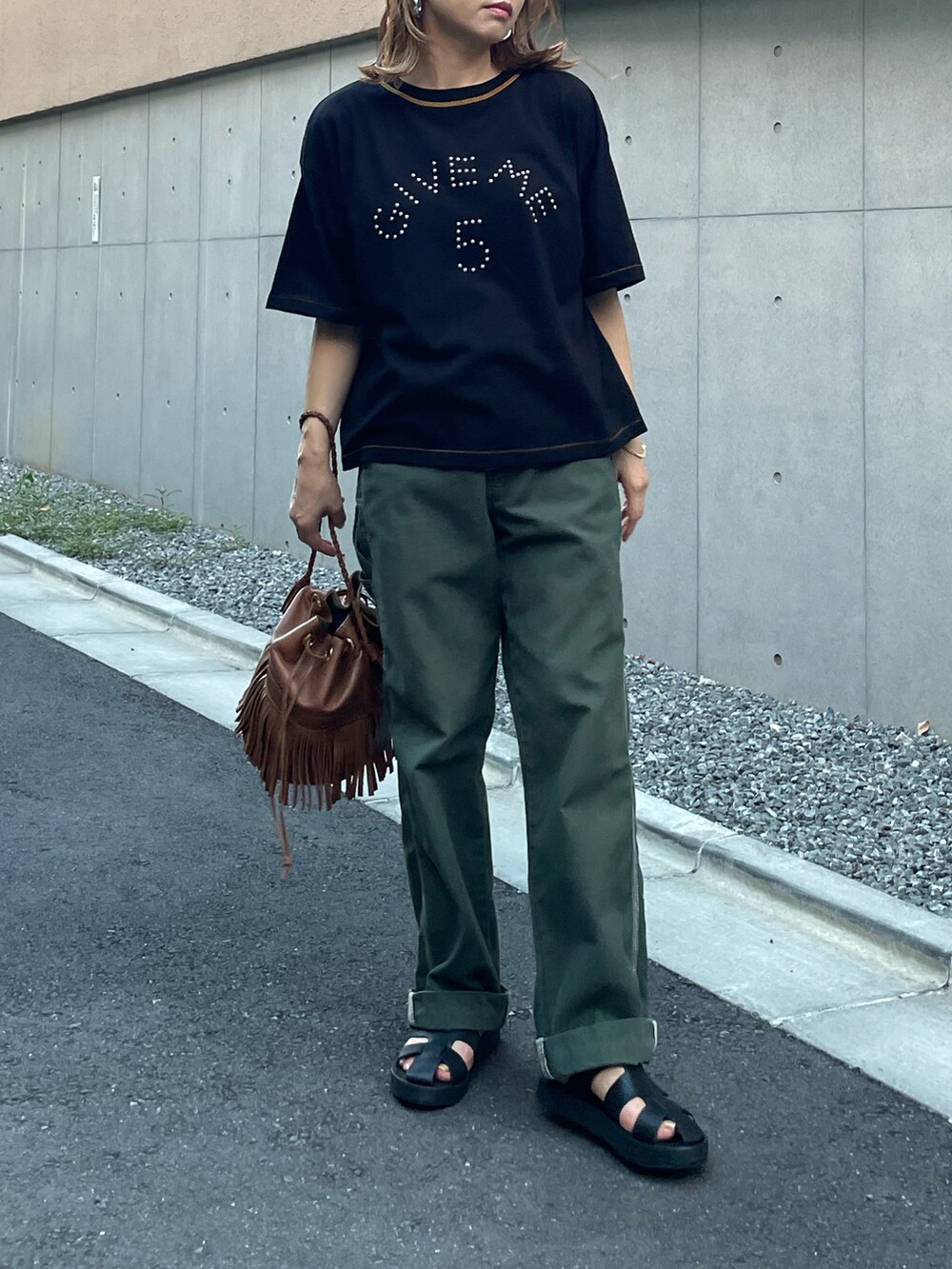 ブラック系のTシャツ/カットソーを着用したレディースの夏コーディネートの4枚目の写真
