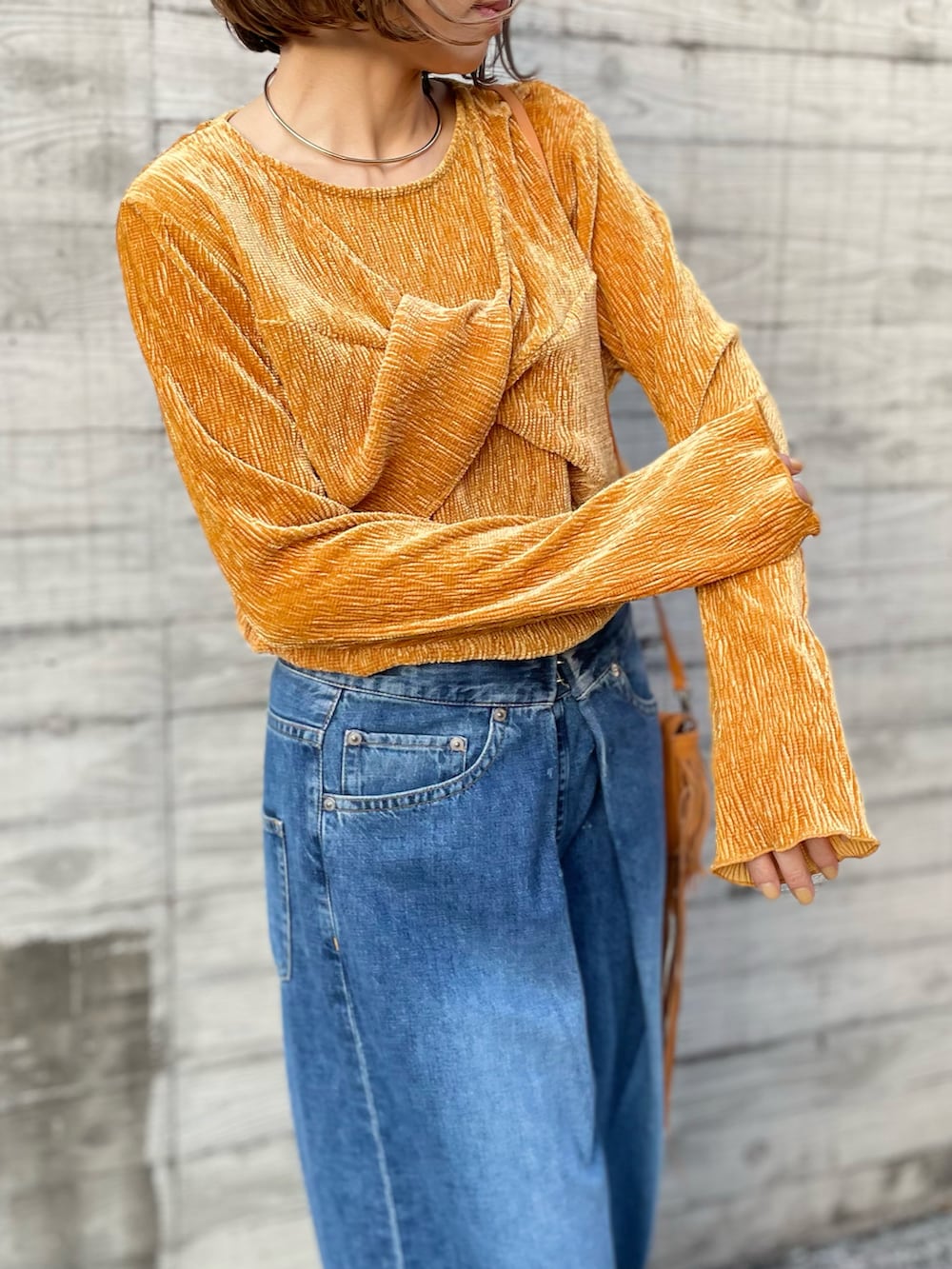 イエロー系のTシャツ/カットソーを着用したレディースの秋コーディネートの2枚目の写真