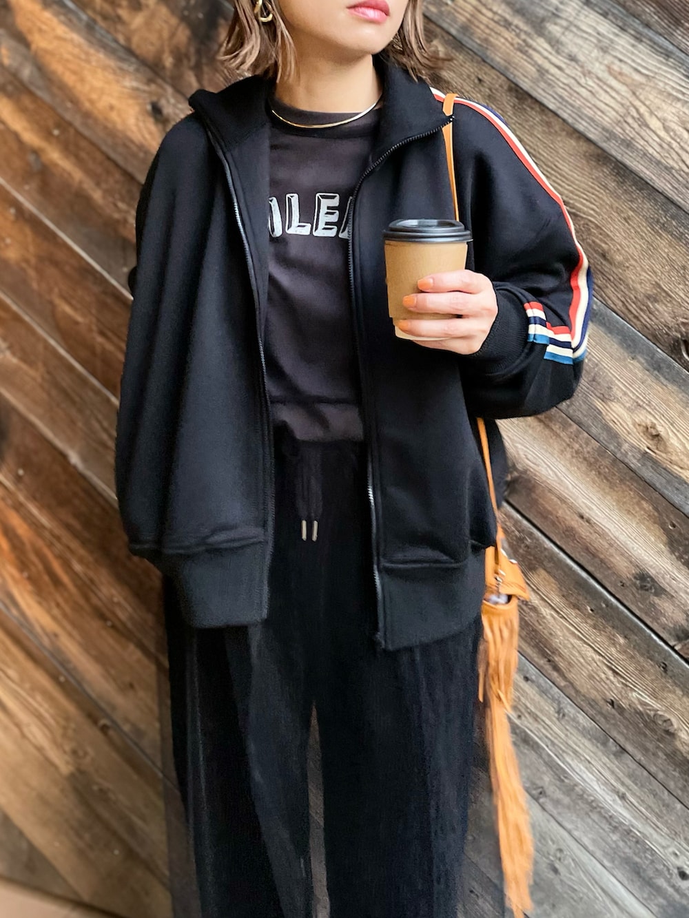 ブラック系のジャージ、ホワイト系のTシャツ/カットソー、ブラック系のワンピースを着用したレディースの秋コーディネートの2枚目の写真