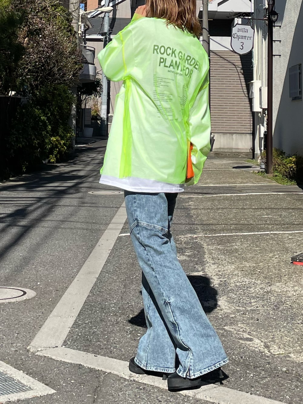 「レイヤードスタイル、春のおしゃ見えテクニック、休日スタイル、ロンT、ロゴT、春服、春服みてみて、春色、mivialoca、デニムコーデ、ネオンカラー、シアートップス、プチプラ、春コーデ、ストリート」｜「mi via locaのシアー配色ステッチチュールトップス（Tシャツ/カットソー、グリーン系）」を使った、cocoさん（レディース・154cm）の春コーディネートの2枚目の写真