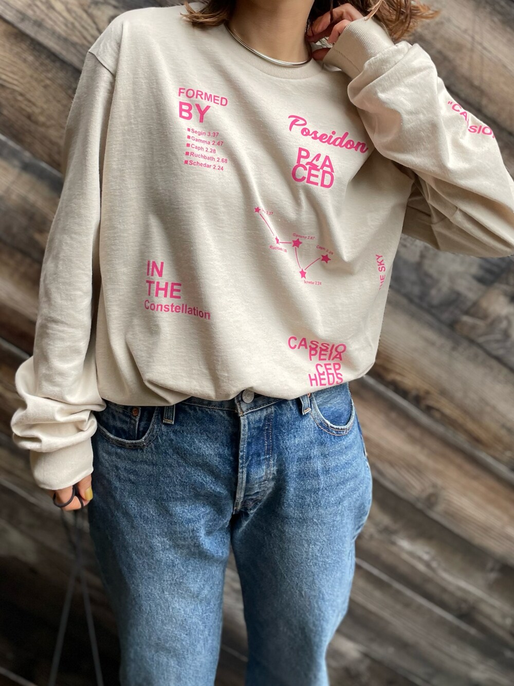 「春服みてみて、春色、春コーデ、ロンT、ロゴT、カジュアル、春ファッション、デニムコーデ、休日スタイル、mivialoca、mi via loca、シンプルコーデ、スニーカーコーデ、ユニセックス、Gildan」｜「mi via locaのGILDAN カシオペアロゴロンT 【PT NO. MVL029 ※2A】（Tシャツ/カットソー、ベージュ系）」を使った、cocoさん（レディース・154cm）の冬コーディネートの3枚目の写真