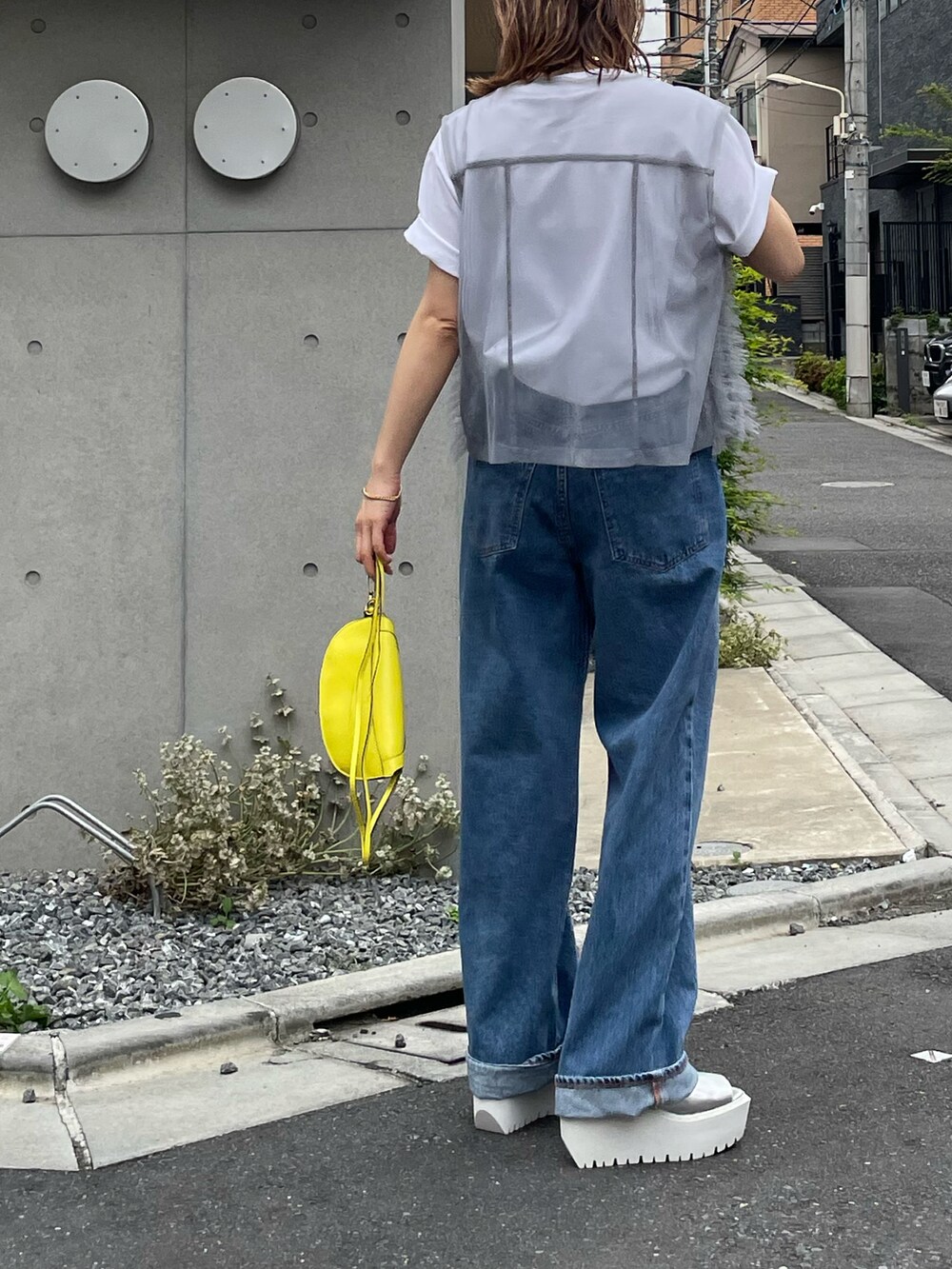 「春夏コーデ、夏コーデ、カジュアル、シアートップス、フリルベスト、ベスト、レイヤードスタイル、mivialoca、休日スタイル、チュール、チュールトップス、ロゴT、FRUIT OF THE LOOM、韓国ファッション、フリル」｜「mi via locaのシアーチュール フリルベスト（ベスト、グレー系）」を使った、cocoさん（レディース・154cm）の春コーディネートの2枚目の写真