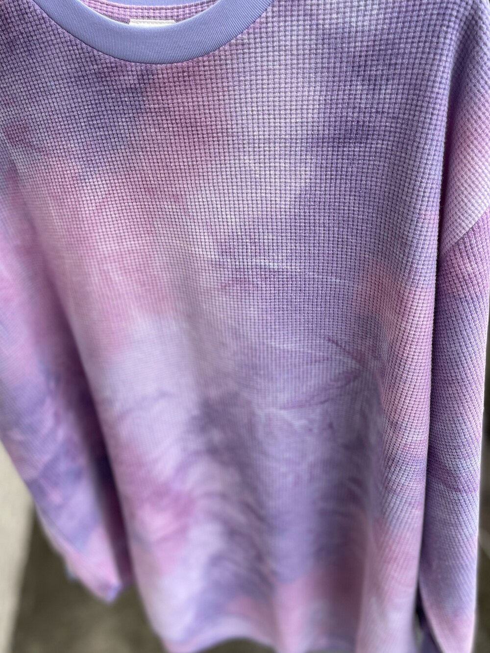 パープル系のTシャツ/カットソー、ブラック系のジャケット/アウター、ブルー系のデニムパンツを着用したレディースの冬コーディネートの5枚目の写真