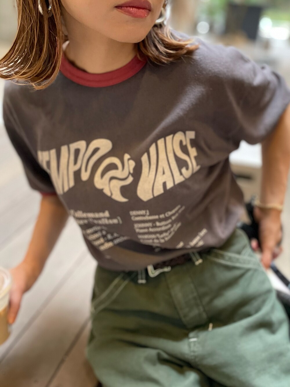 ブラック系のTシャツ/カットソー、ピンク系のスニーカーを着用したレディースの夏コーディネートの4枚目の写真