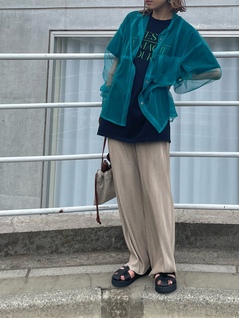 ブルー系のシャツ/ブラウス、ブラック系のTシャツ/カットソー、ベージュ系のその他パンツを着用したレディースの春コーディネートの5枚目の写真