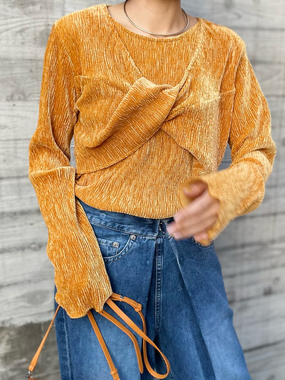 イエロー系のTシャツ/カットソーを着用したレディースの秋コーディネートの4枚目の写真