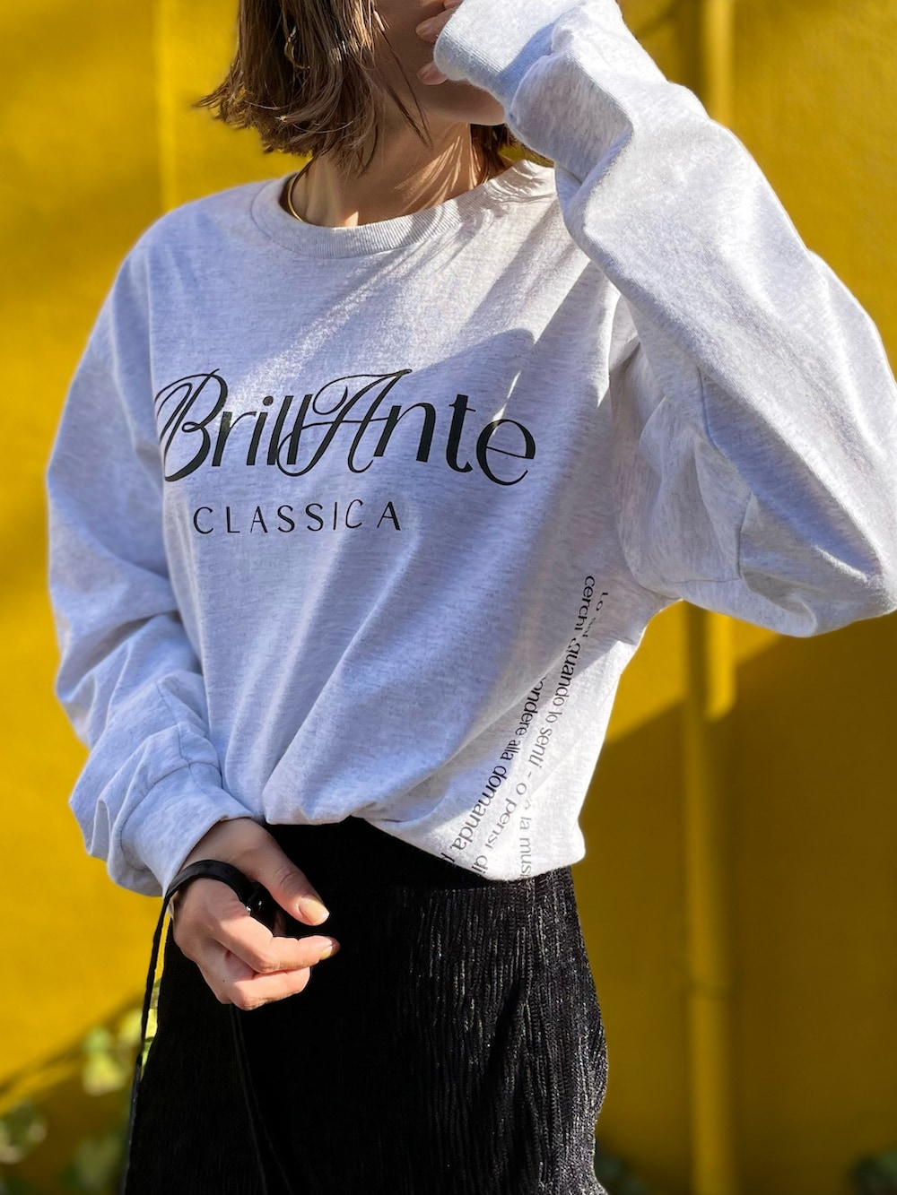 ブルー系のベスト、ベージュ系のTシャツ/カットソー、ブラック系のその他パンツを着用したレディースの秋コーディネートの3枚目の写真