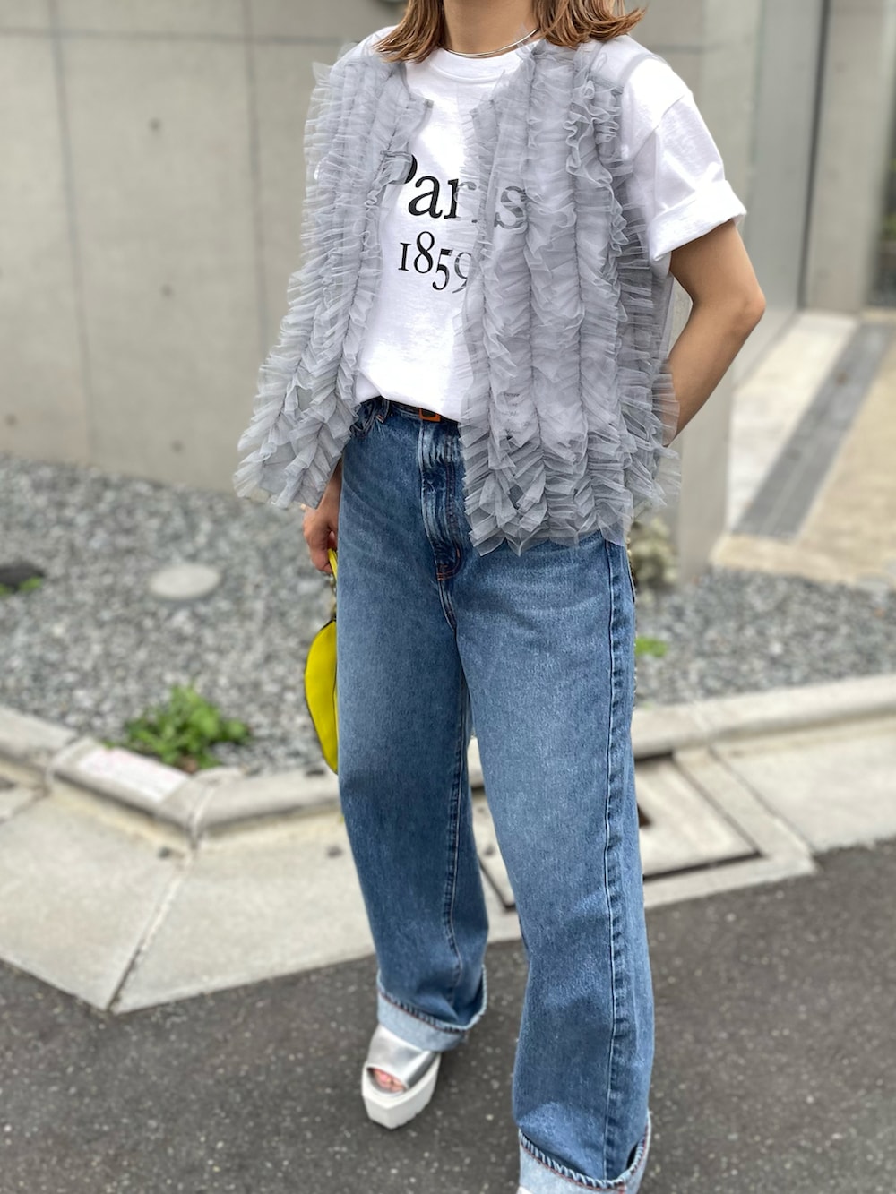 「春夏コーデ、夏コーデ、カジュアル、シアートップス、フリルベスト、ベスト、レイヤードスタイル、mivialoca、休日スタイル、チュール、チュールトップス、ロゴT、FRUIT OF THE LOOM、韓国ファッション、フリル」｜「mi via locaのシアーチュール フリルベスト（ベスト、グレー系）」を使った、cocoさん（レディース・154cm）の春コーディネートの5枚目の写真