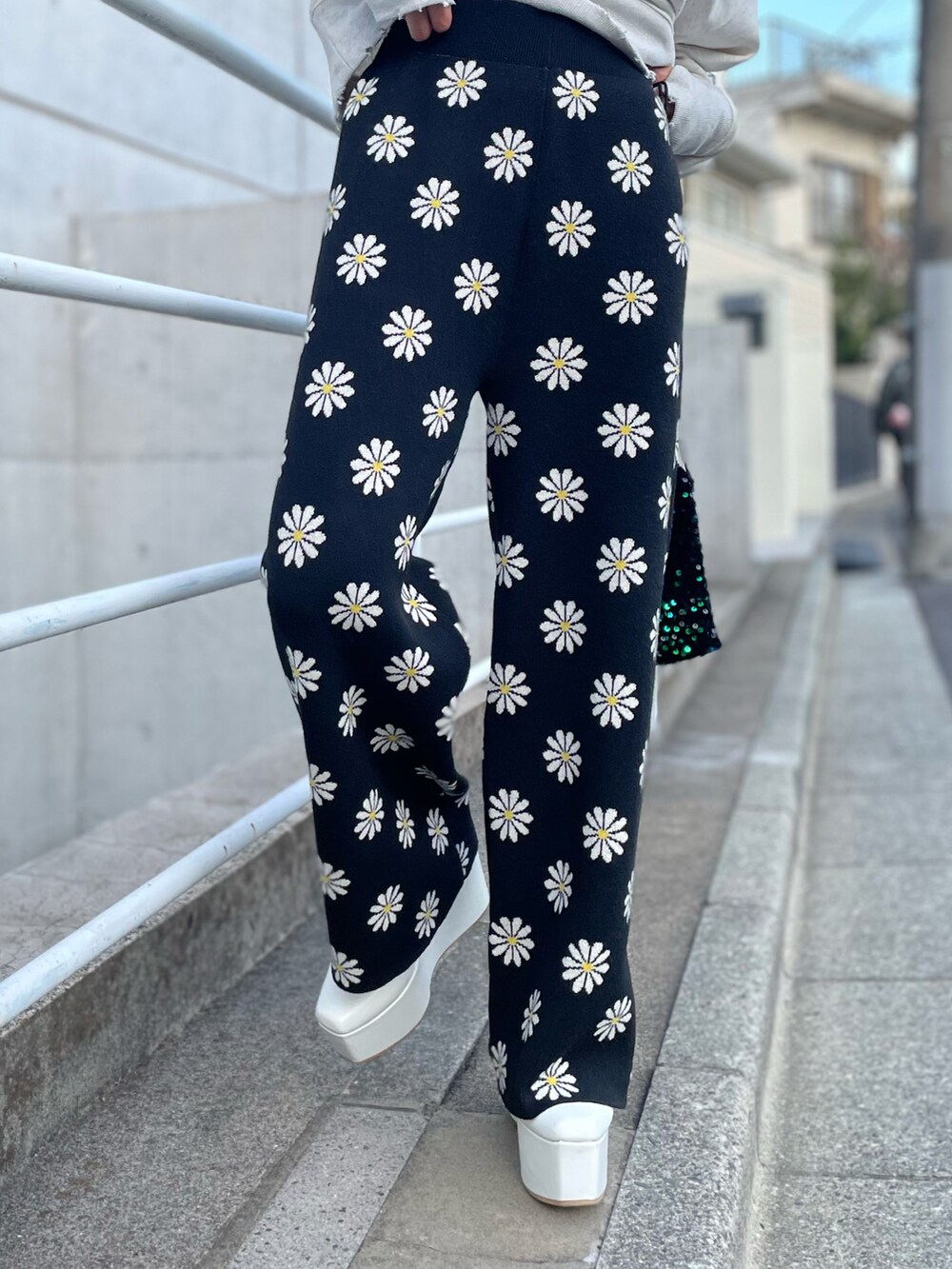 「春コーデ、春服みてみて、カジュアルコーデ、カジュアル、総柄、花柄、似合うラボに行こう、休日スタイル、ロゴスウェット、スウェット、ニット、ニットパンツ、イージーパンツ、mivialoca、mi via loca」｜「mi via locaのスウェットライク デイジー柄ジャガードパンツ（その他パンツ、ブラック系）」を使った、cocoさん（レディース・154cm）の春コーディネートの3枚目の写真