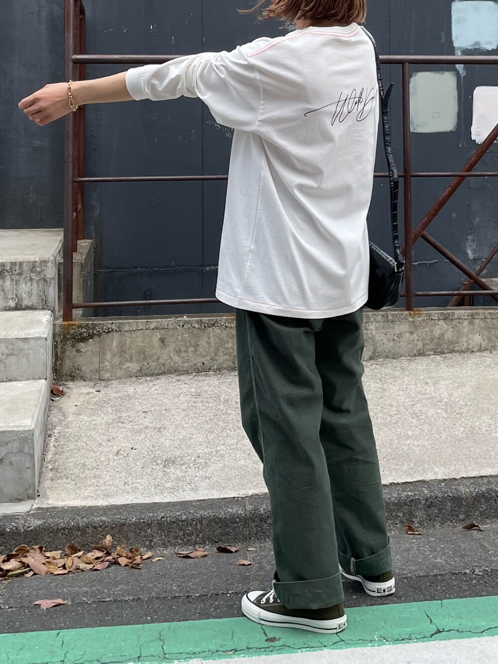 ホワイト系のTシャツ/カットソー、グリーン系のスニーカーを着用したレディースの春コーディネートの5枚目の写真