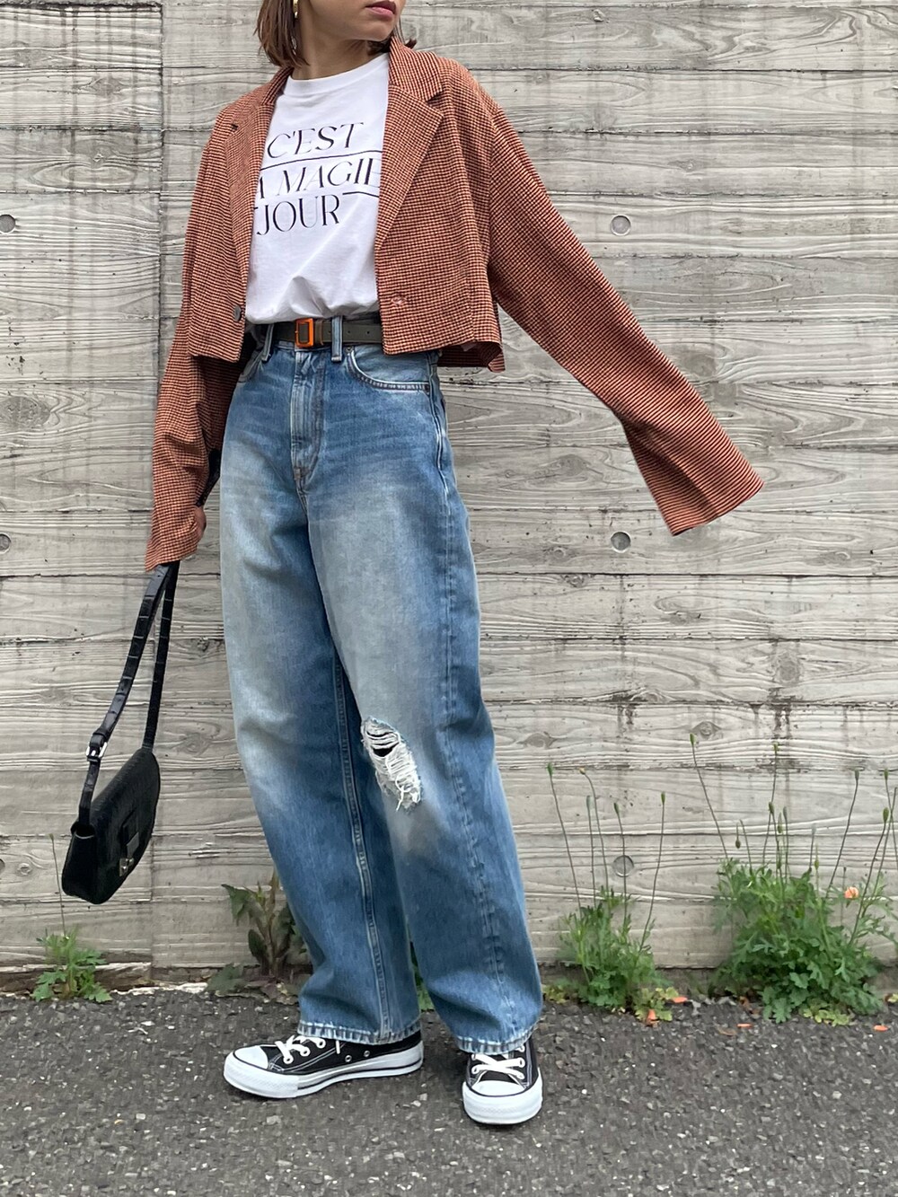 オレンジ系のテーラードジャケット、ホワイト系のTシャツ/カットソー、ブラック系のシューズを着用したレディースの春コーディネートの5枚目の写真