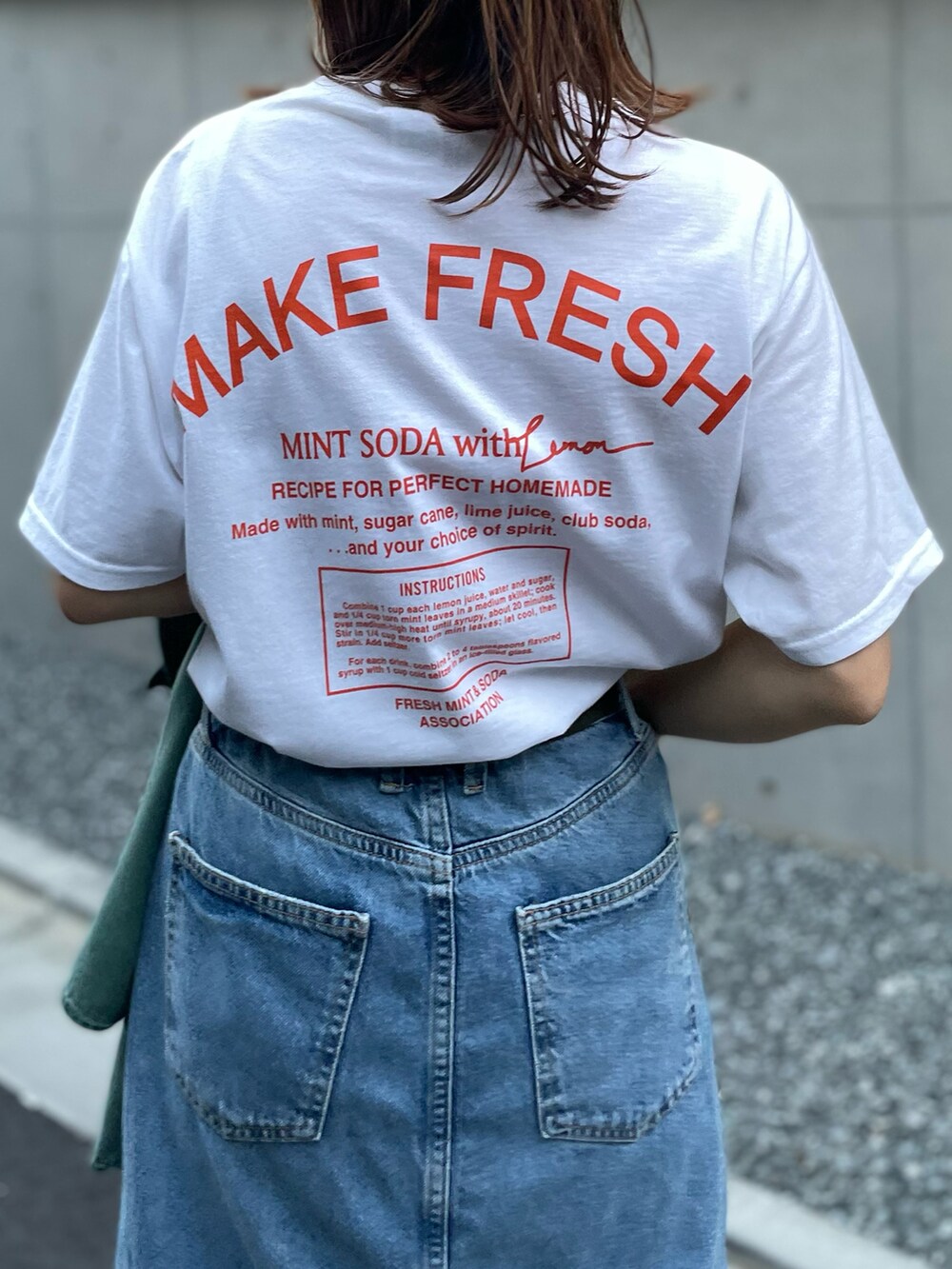 ホワイト系のTシャツ/カットソー、ブルー系のデニムスカートを着用したレディースの夏コーディネートの5枚目の写真