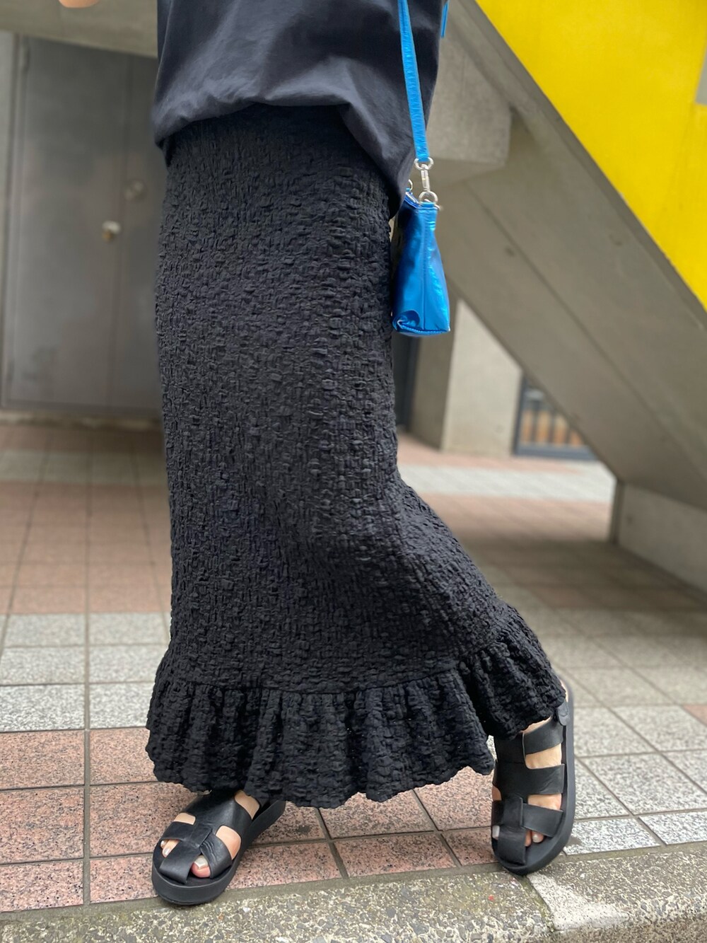 ブラック系のTシャツ/カットソー、ブラック系のスカートを着用したレディースの夏コーディネートの5枚目の写真