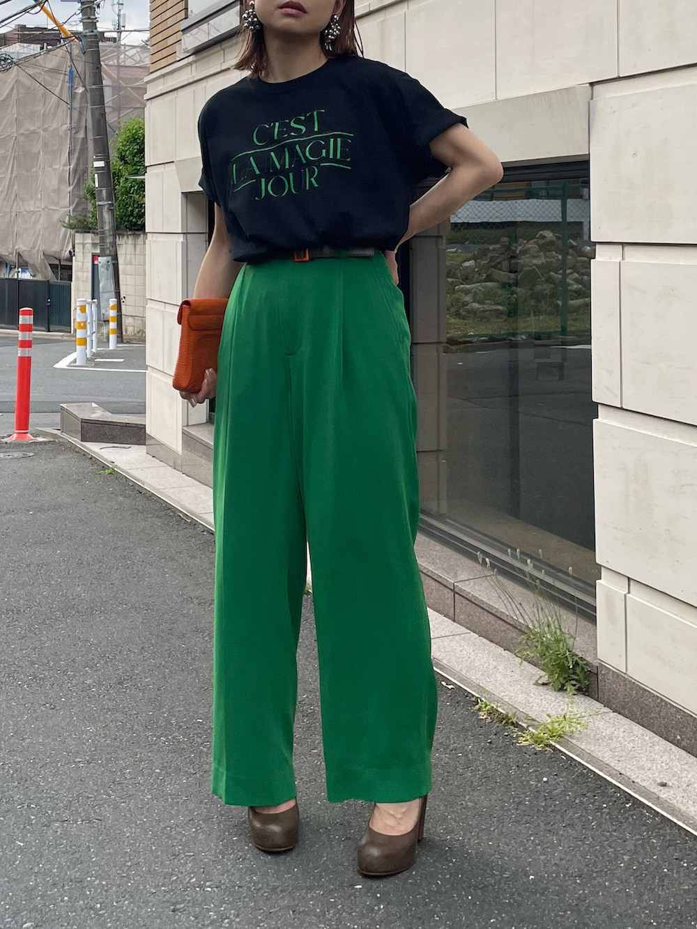 ブラック系のTシャツ/カットソーを着用したレディースの春コーディネートの4枚目の写真