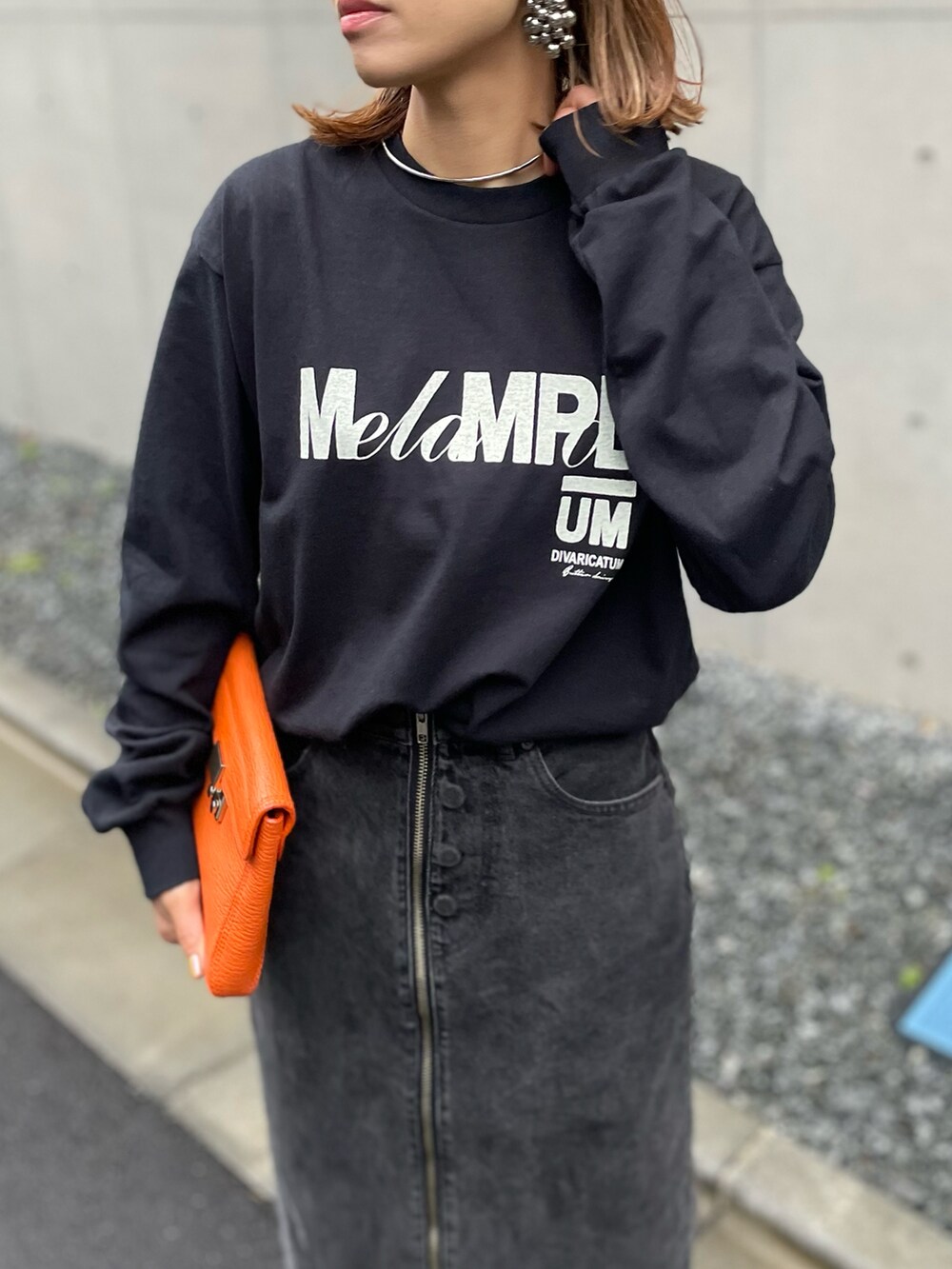 「春服みてみて、春コーデ、カジュアル、カジュアルコーデ、ロンT、ロゴT、ロゴロンT、休日スタイル、Gildan、mi via loca、mivialoca、モノトーン、ブラック」｜「mi via locaのGILDAN メランポジウムロゴロンT 【PT NO. MVL028 ※2A】（Tシャツ/カットソー、ブラック系）」を使った、cocoさん（レディース・154cm）の冬コーディネートの2枚目の写真