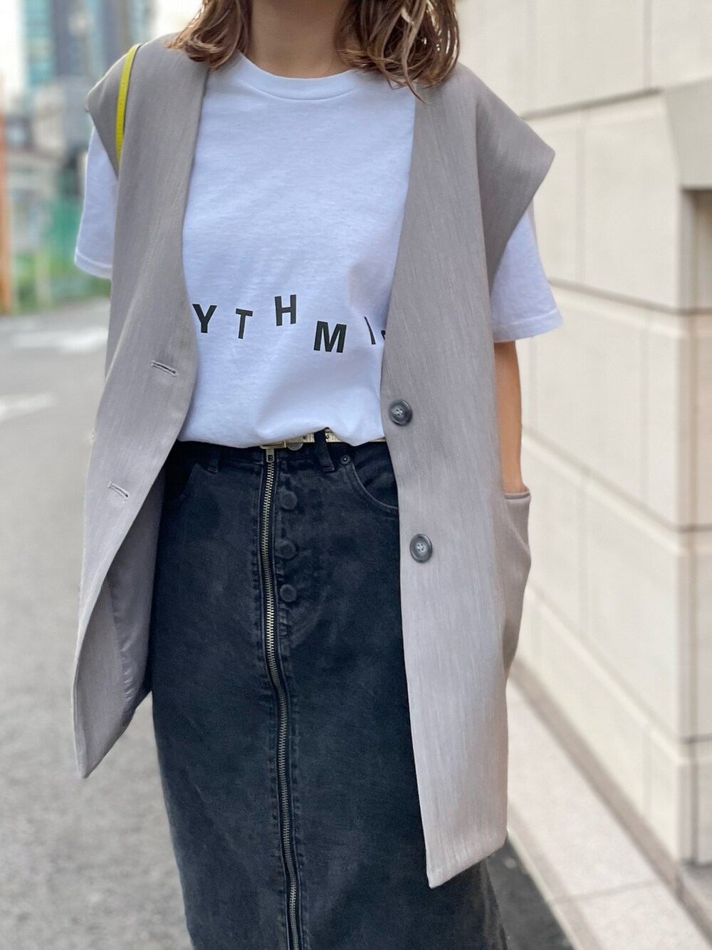 ホワイト系のTシャツ/カットソー、ホワイト系のTシャツ/カットソーを着用したレディースの秋コーディネートの4枚目の写真