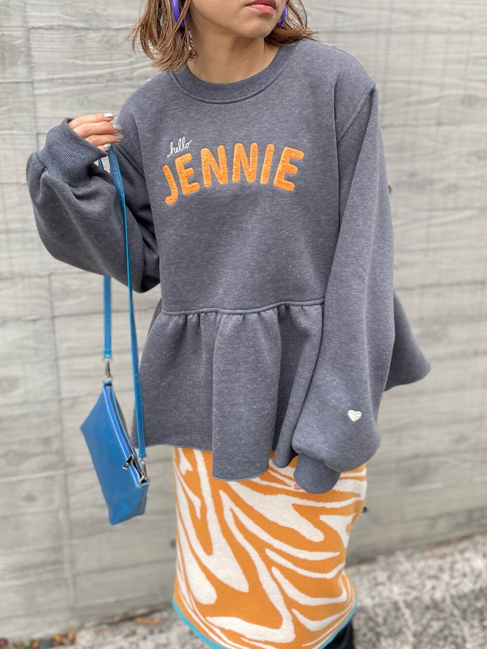 「冬を彩る色いろコーデ、カジュアル、カジュアルコーデ、ぺプラムトップス、スウェット、スカート、ぺプラム、ロゴスウェット、mivialoca、mi via loca、休日スタイル、冬コーデ」｜「mi via locaのサガラ刺繍ロゴ ボリュームスリーブ ペプラムトップス（スウェット、グレー系）」を使った、cocoさん（レディース・154cm）の冬コーディネートの3枚目の写真