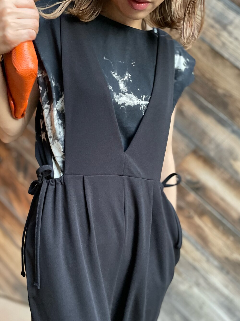 ブラック系のサロペット/オーバーオール、ブラック系のTシャツ/カットソーを着用したレディースの夏コーディネートの3枚目の写真