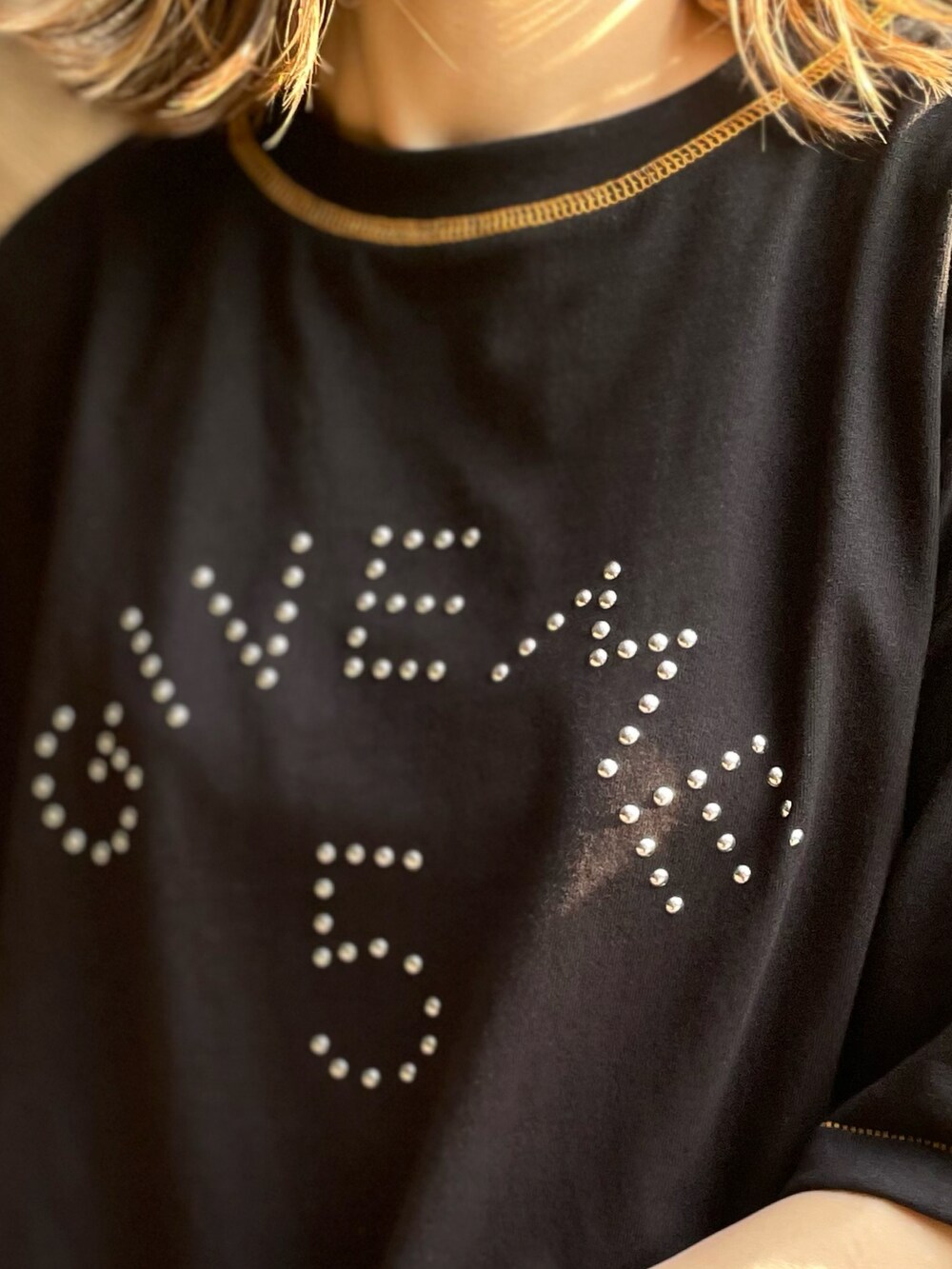 ブラック系のTシャツ/カットソー、ブルー系のデニムスカートを着用したレディースの夏コーディネートの2枚目の写真