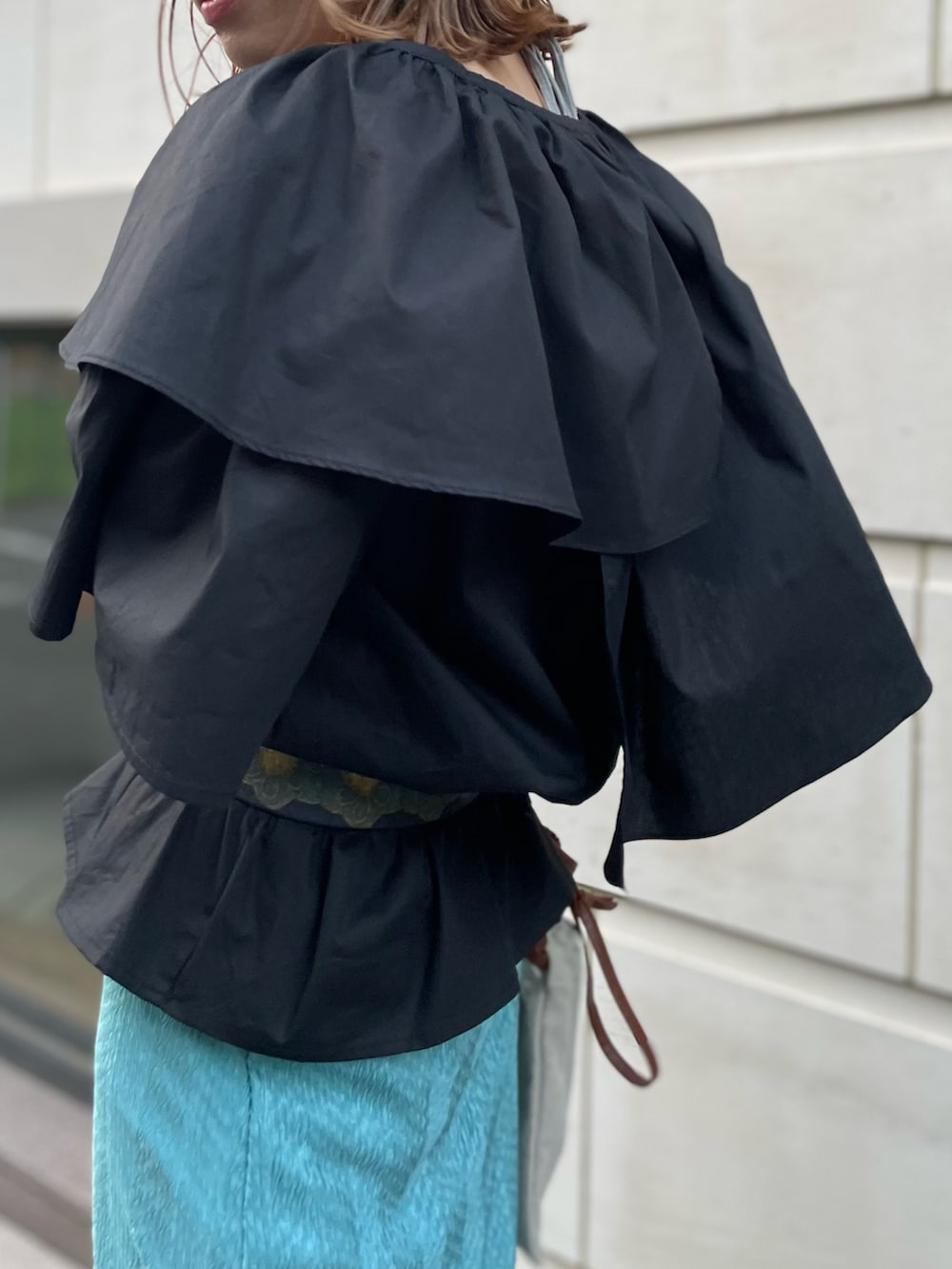 ブラック系のシャツ/ブラウス、ブルー系のスカートを着用したレディースの夏コーディネートの3枚目の写真