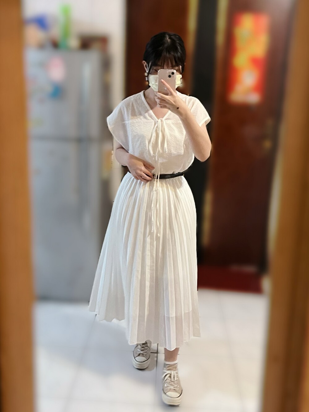 ベージュ系のシューズ、ホワイト系のスカート、ホワイト系のその他トップスを着用したレディースの秋コーディネートの4枚目の写真