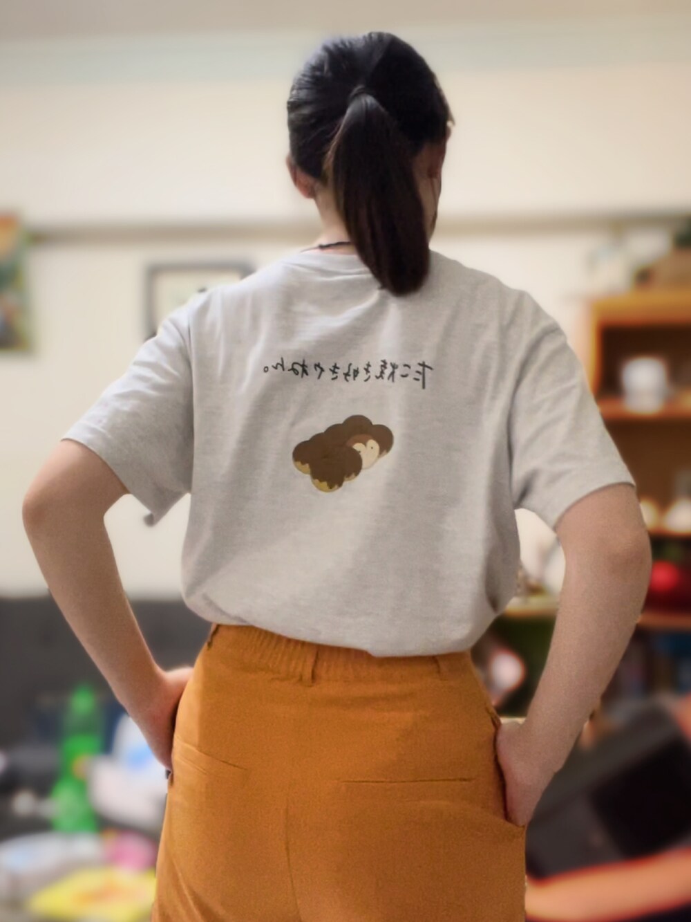 グレー系のTシャツ/カットソー、オレンジ系のチノパンツ、ブラック系のシャツ/ブラウスを着用したレディースの秋コーディネートの3枚目の写真