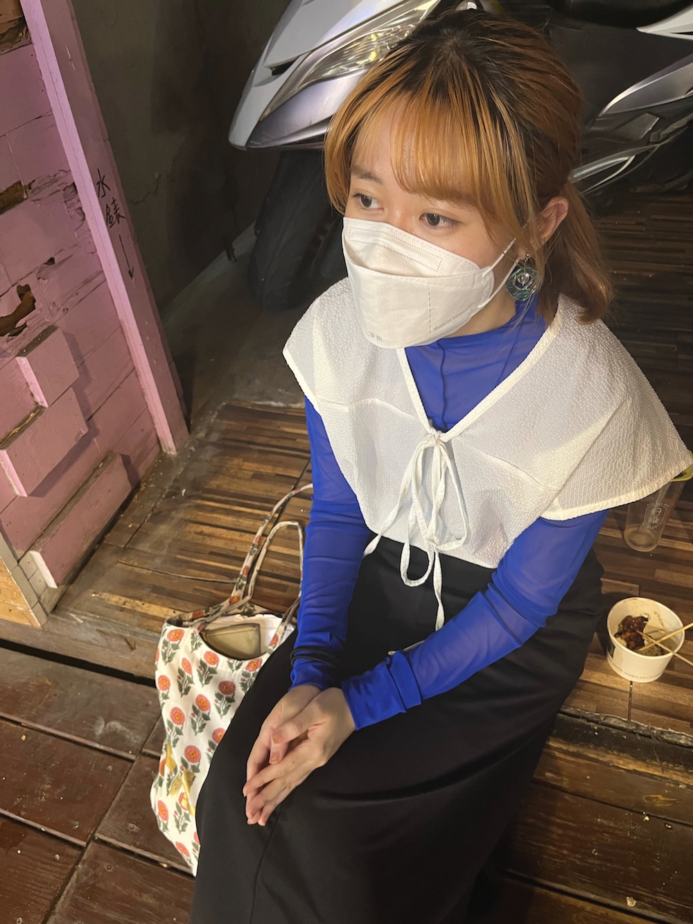 ブラック系のスカート、ホワイト系のトップス、ベージュ系のシューズを着用したレディースの秋コーディネートの4枚目の写真