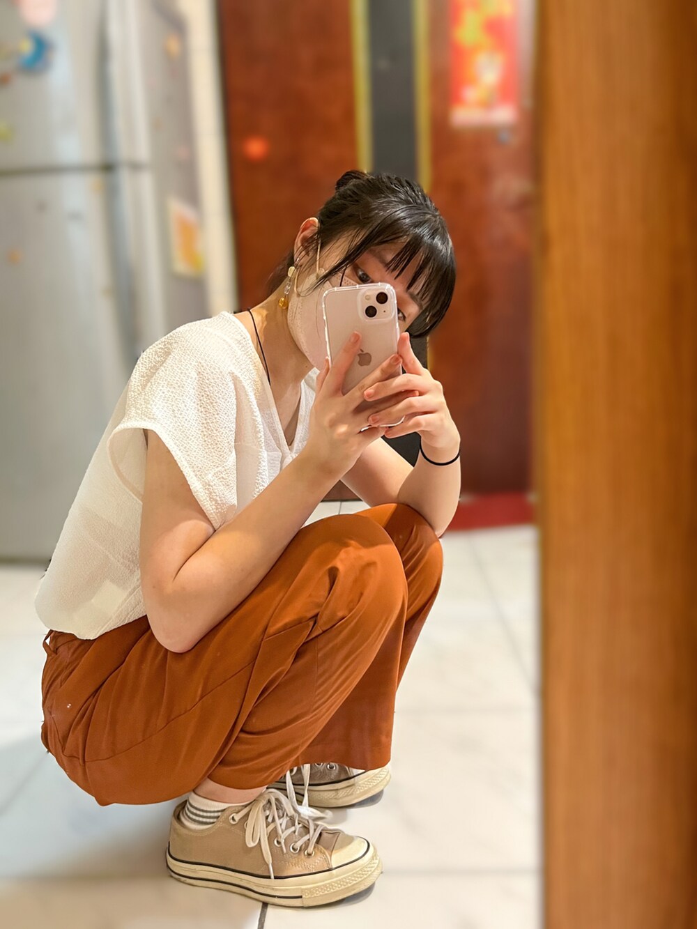 ベージュ系のシューズ、ブラウン系のチノパンツ、ホワイト系のシャツ/ブラウスを着用したレディースの秋コーディネートの4枚目の写真