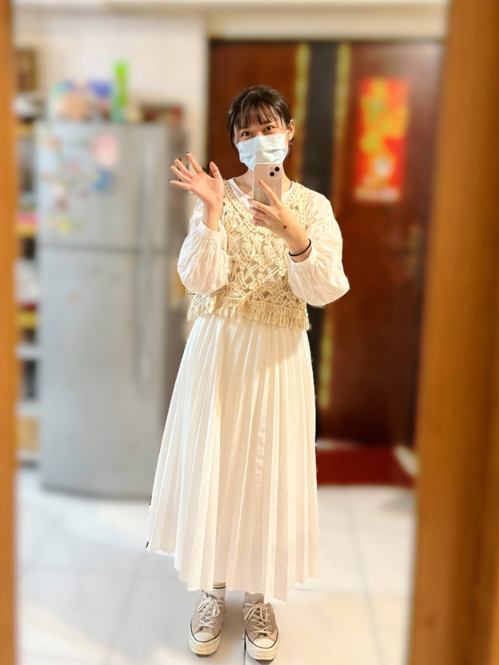 ホワイト系のスカート、ベージュ系のベスト、ホワイト系のシャツ/ブラウスを着用したレディースの秋コーディネートの2枚目の写真