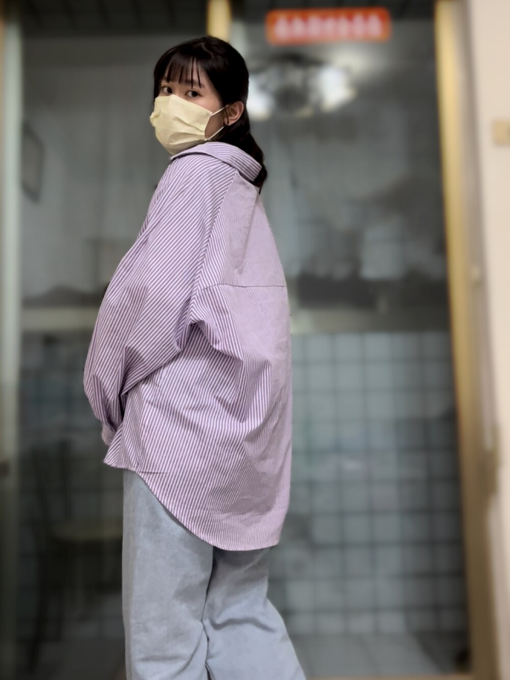 ホワイト系のTシャツ/カットソー、ベージュ系のシューズ、ブルー系のデニムパンツを着用したレディースの秋コーディネートの5枚目の写真