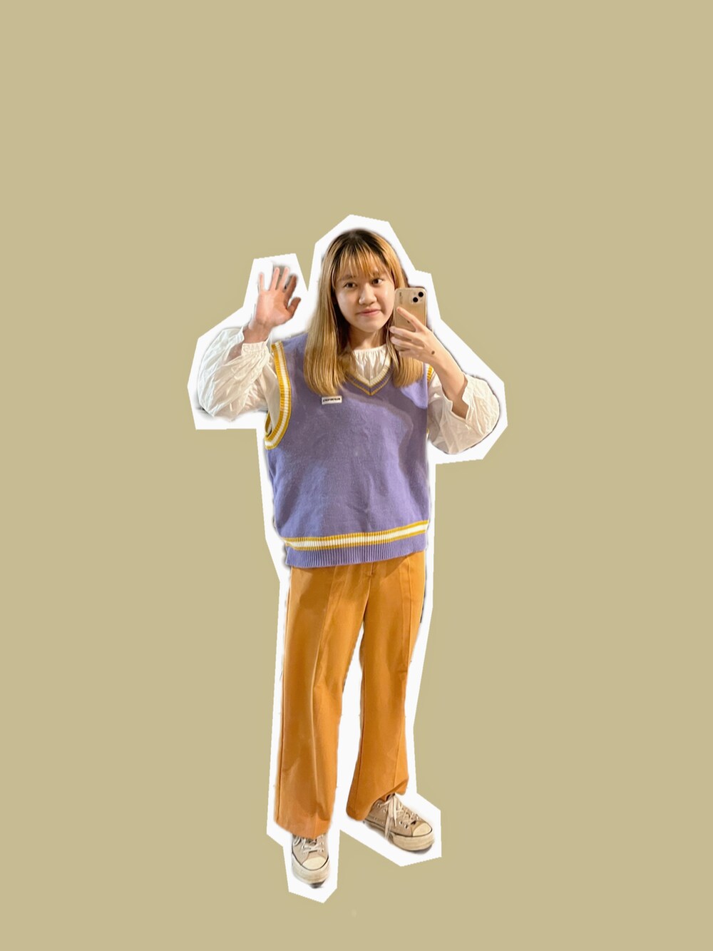 オレンジ系のチノパンツ、ベージュ系のベストを着用したレディースの冬コーディネートの2枚目の写真