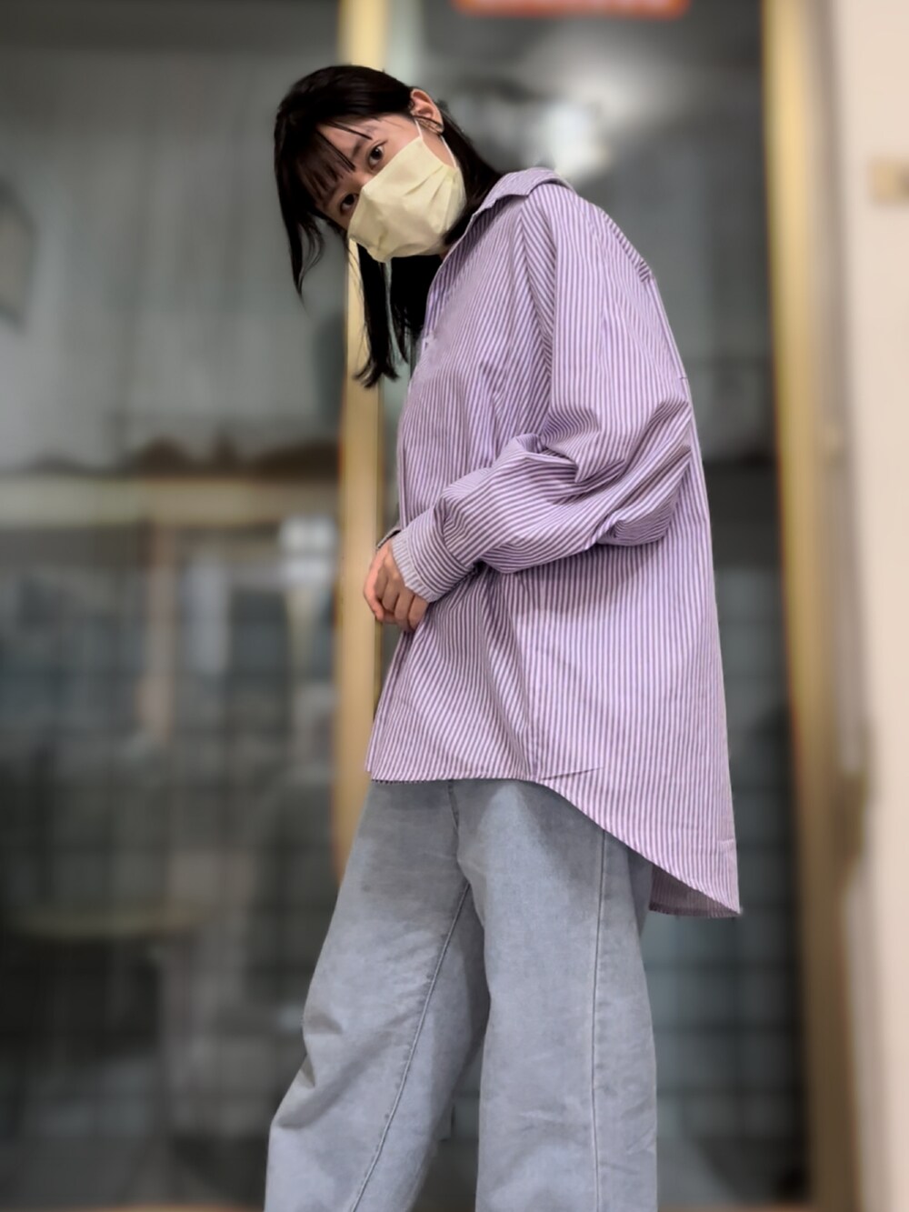 ホワイト系のTシャツ/カットソー、ベージュ系のシューズ、ブルー系のデニムパンツを着用したレディースの秋コーディネートの3枚目の写真