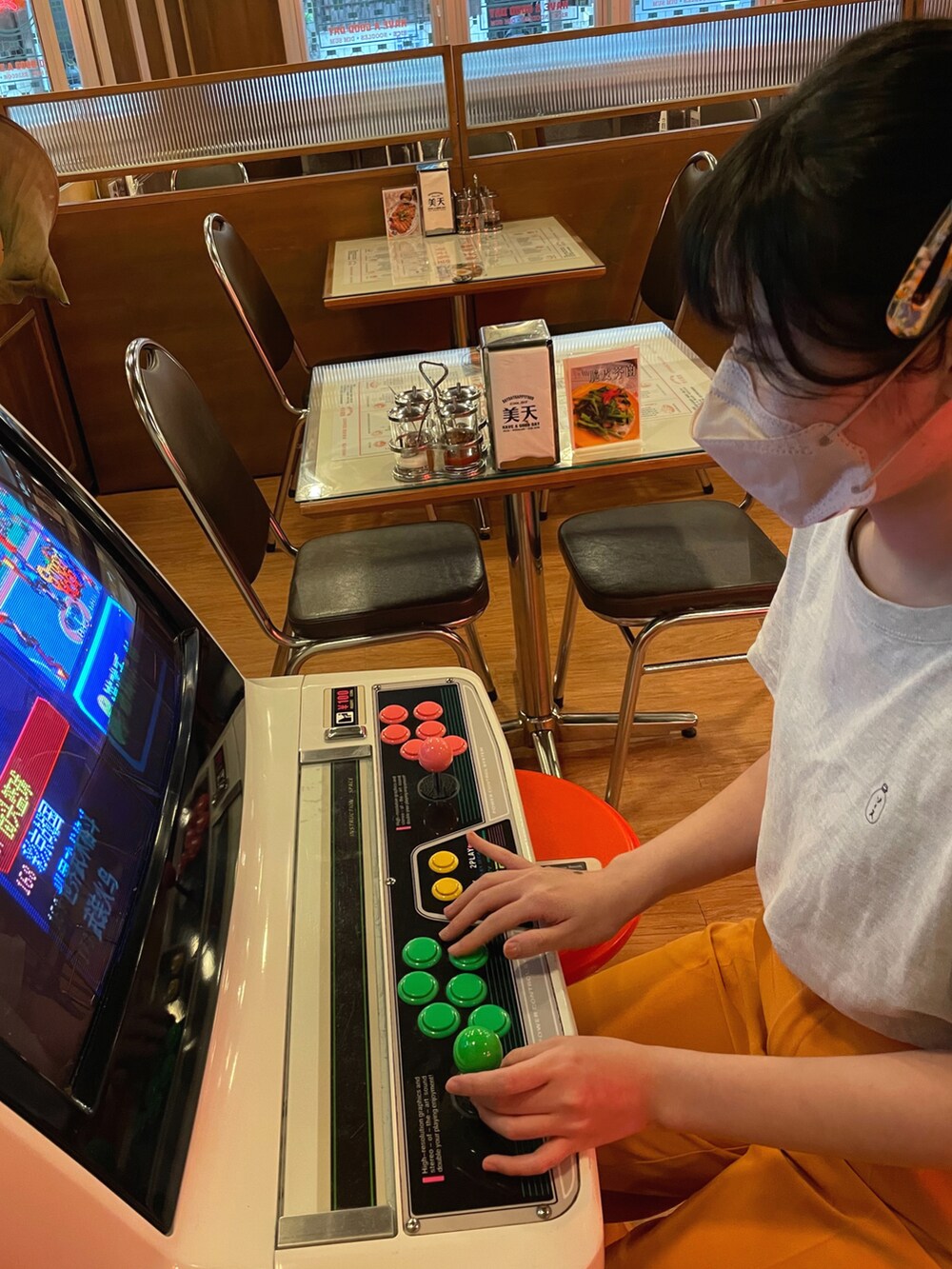 グレー系のTシャツ/カットソー、オレンジ系のチノパンツ、ブラック系のシャツ/ブラウスを着用したレディースの秋コーディネートの5枚目の写真