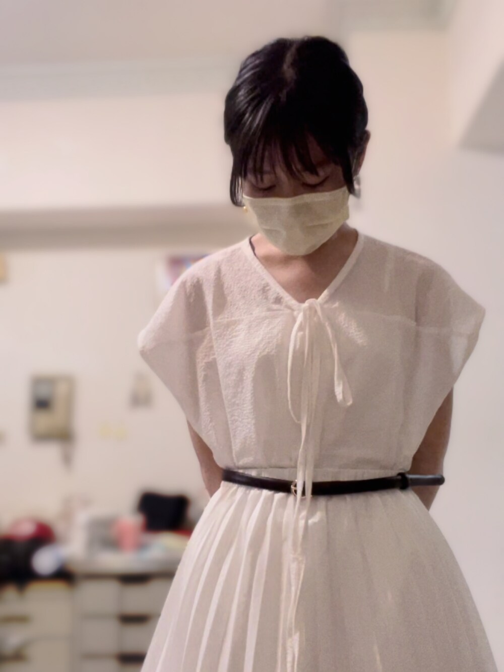 ベージュ系のシューズ、ホワイト系のスカート、ホワイト系のその他トップスを着用したレディースの秋コーディネートの3枚目の写真