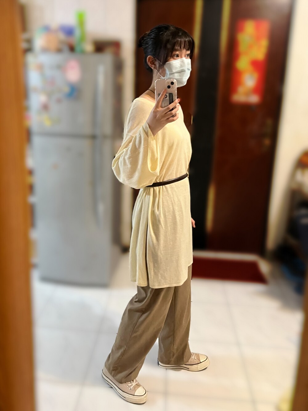 ベージュ系のシューズ、ベージュ系のその他トップス、ブラウン系のベルトを着用したレディースの秋コーディネートの3枚目の写真