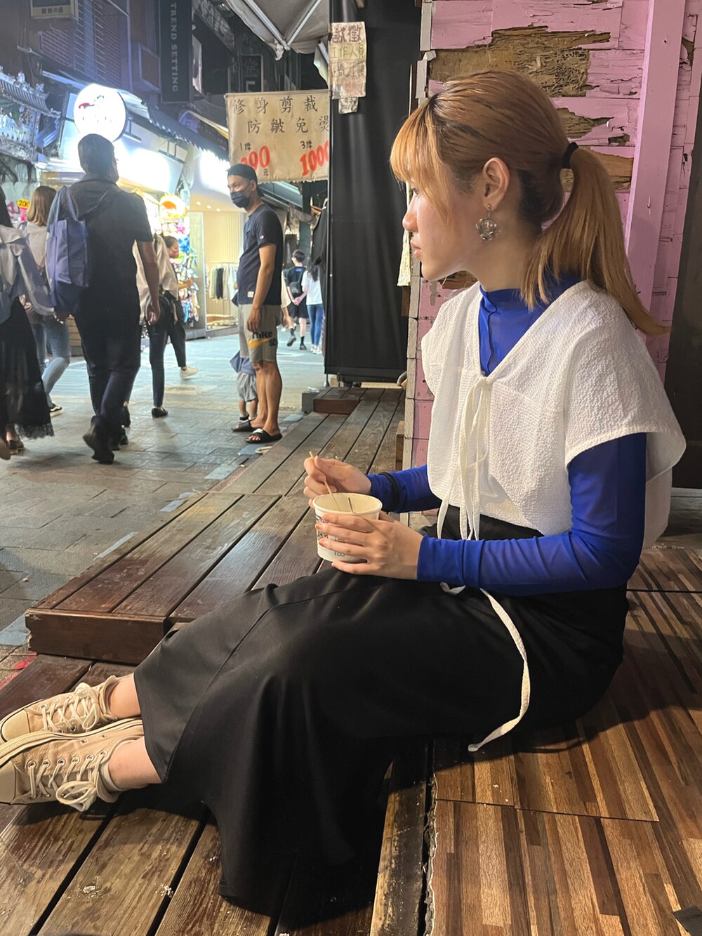 ブラック系のスカート、ホワイト系のトップス、ベージュ系のシューズを着用したレディースの秋コーディネートの3枚目の写真