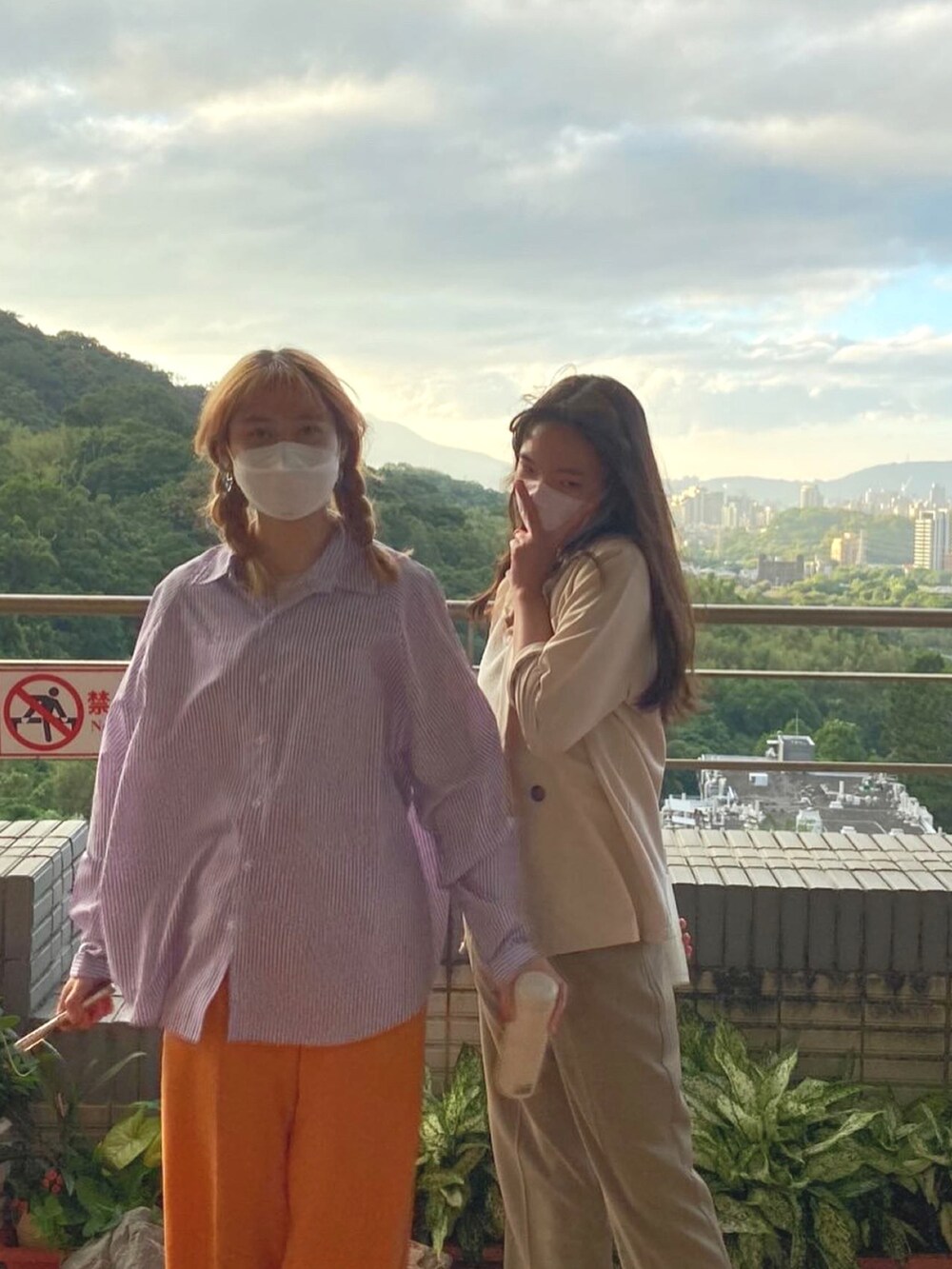 オレンジ系のスラックス、ベージュ系のシューズ、パープル系のシャツ/ブラウスを着用したレディースの秋コーディネートの3枚目の写真