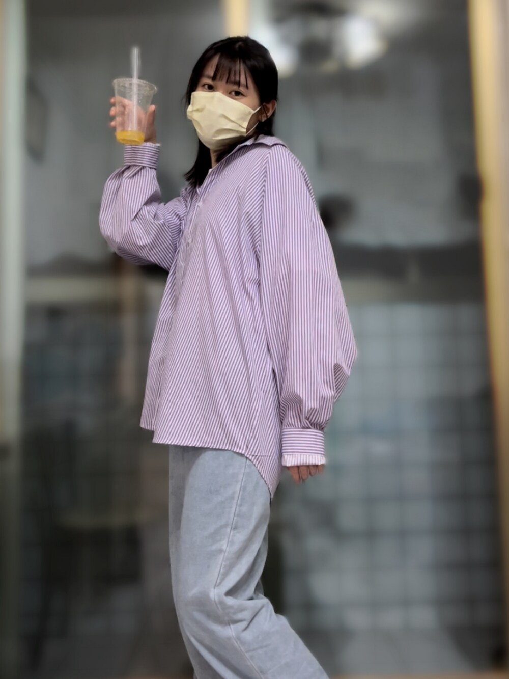 ホワイト系のTシャツ/カットソー、ベージュ系のシューズ、ブルー系のデニムパンツを着用したレディースの秋コーディネートの4枚目の写真