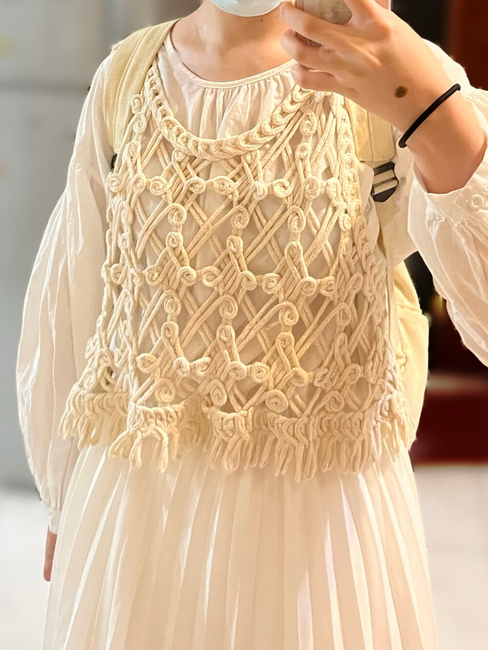 ホワイト系のスカート、ベージュ系のベスト、ホワイト系のシャツ/ブラウスを着用したレディースの秋コーディネートの5枚目の写真