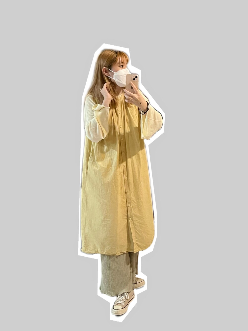 イエロー系のシャツワンピース、ベージュ系のニット/セーター、グリーン系のチノパンツを着用したレディースの秋コーディネートの2枚目の写真