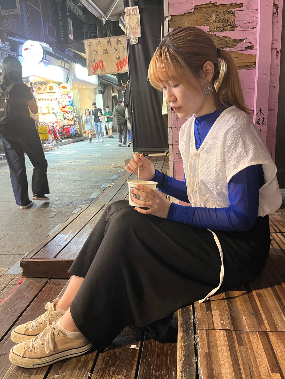 ブラック系のスカート、ホワイト系のトップス、ベージュ系のシューズを着用したレディースの秋コーディネートの2枚目の写真