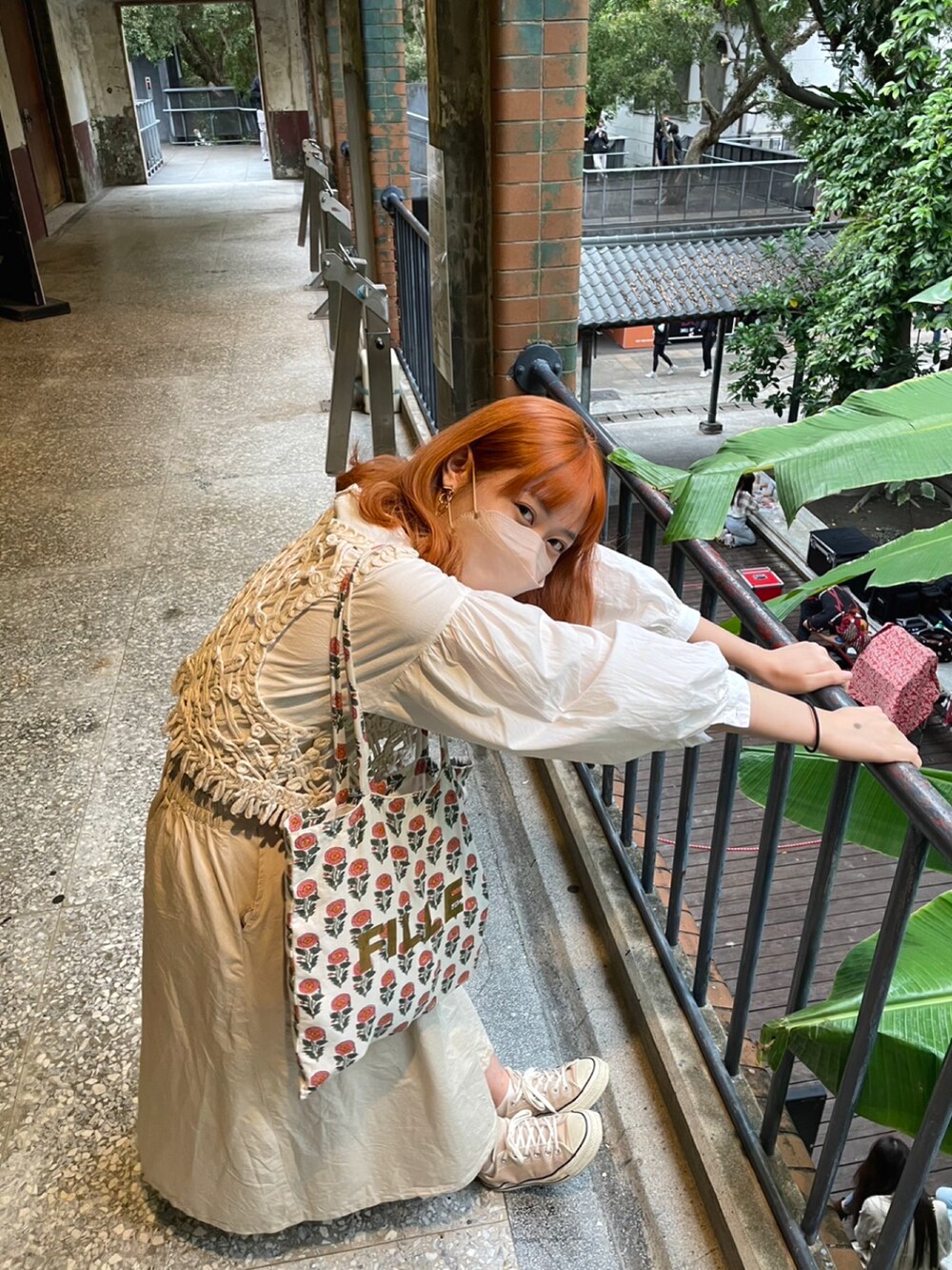 ベージュ系のスカート、ホワイト系のシャツ/ブラウス、ベージュ系のベストを着用したレディースの秋コーディネートの2枚目の写真