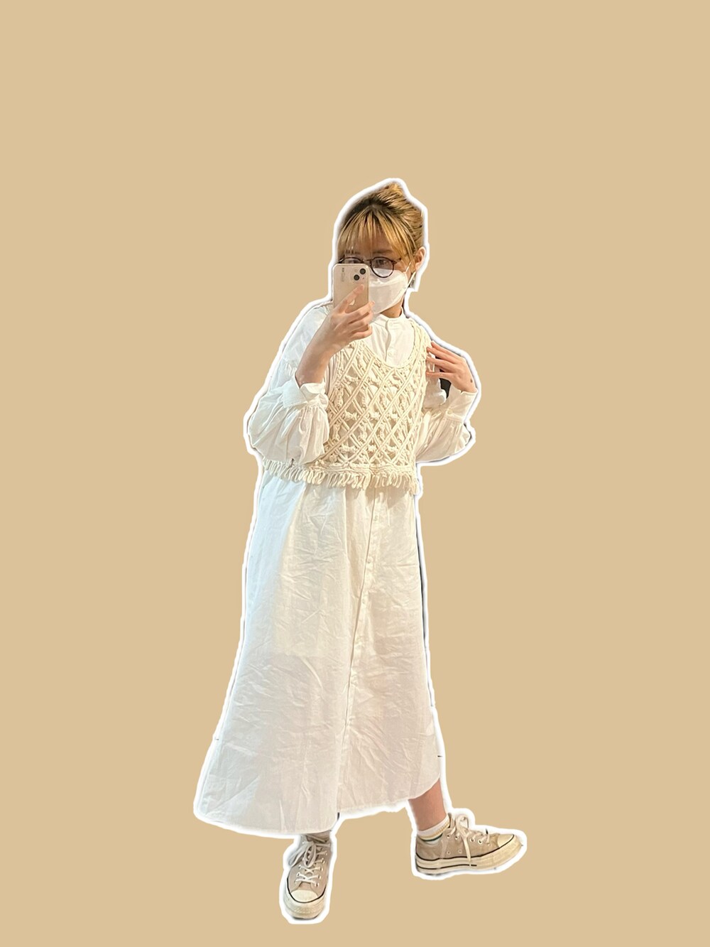 ベージュ系のシューズ、ベージュ系のベスト、ホワイト系のシャツワンピースを着用したレディースの秋コーディネートの2枚目の写真