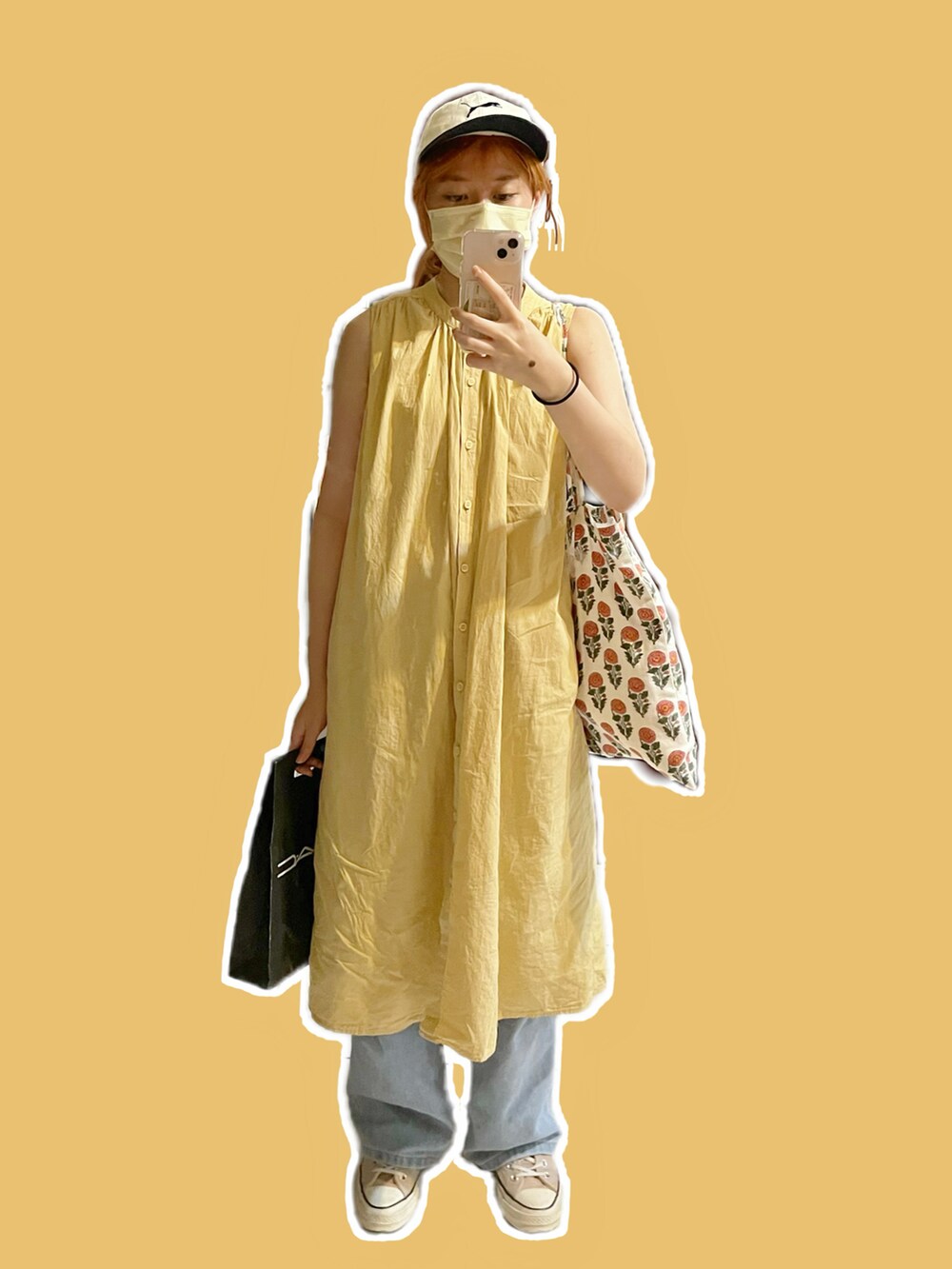 イエロー系のシャツワンピース、ベージュ系のシューズ、ブルー系のデニムジャケットを着用したレディースの秋コーディネートの2枚目の写真